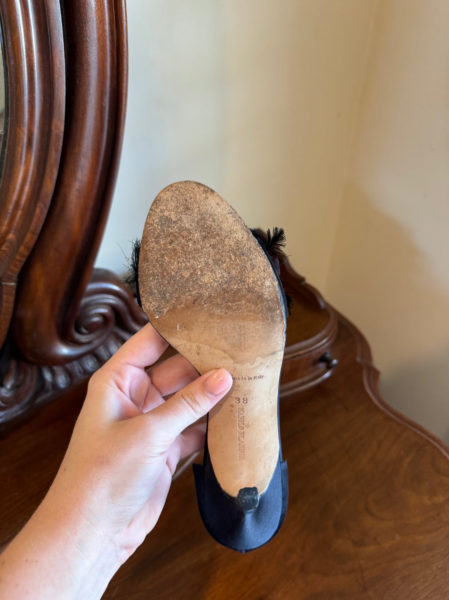 MANOLO BLAHNIK FEATHER PUMPS SIZE 38