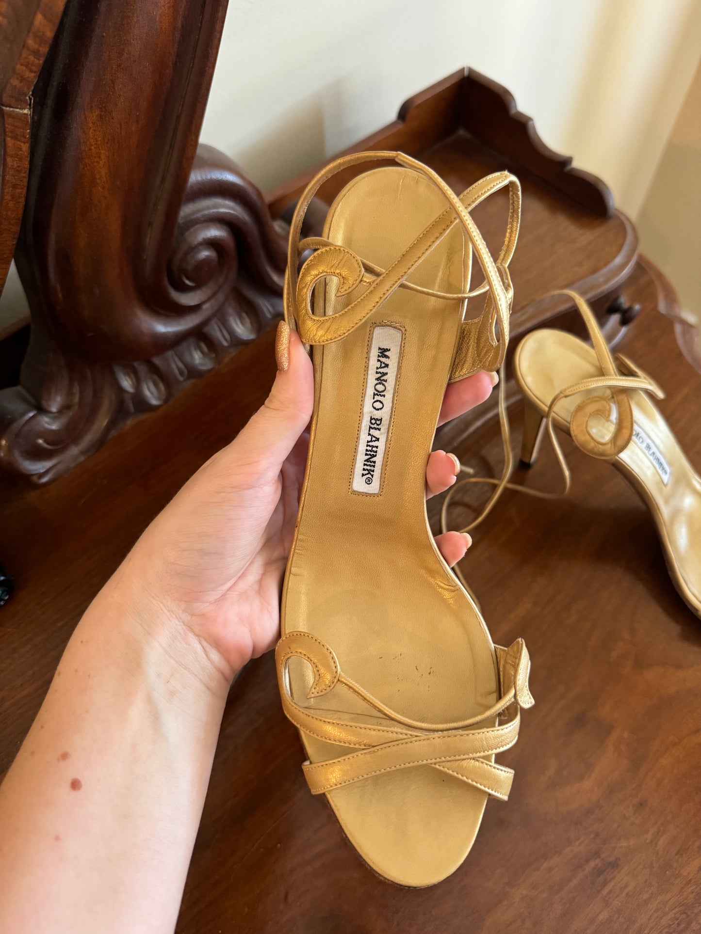 MANOLO BLAHNIK PUMPS GOLD