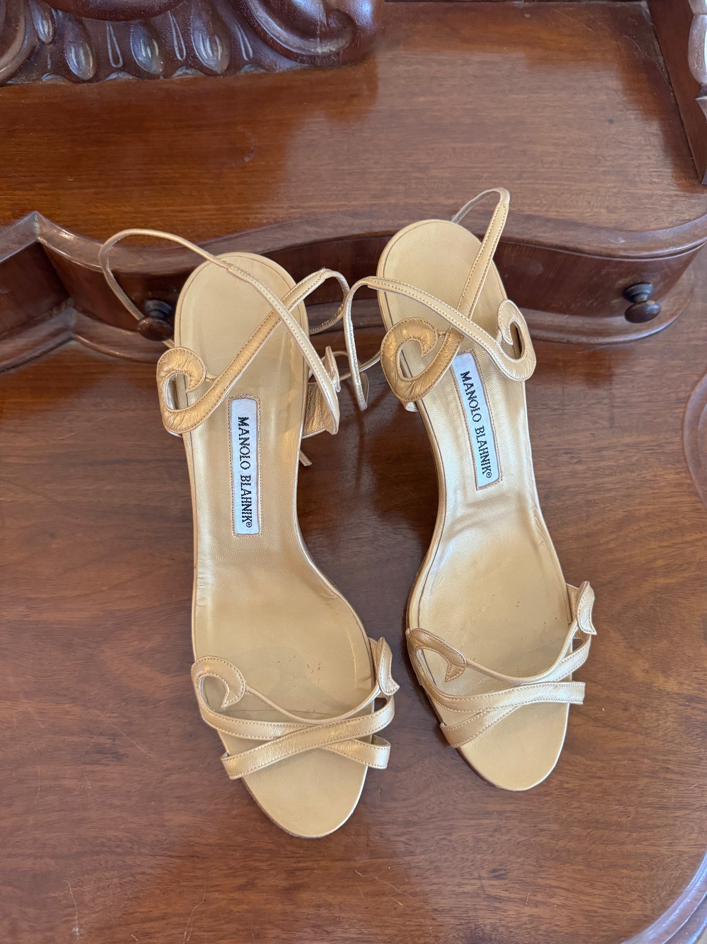 MANOLO BLAHNIK PUMPS GOLD