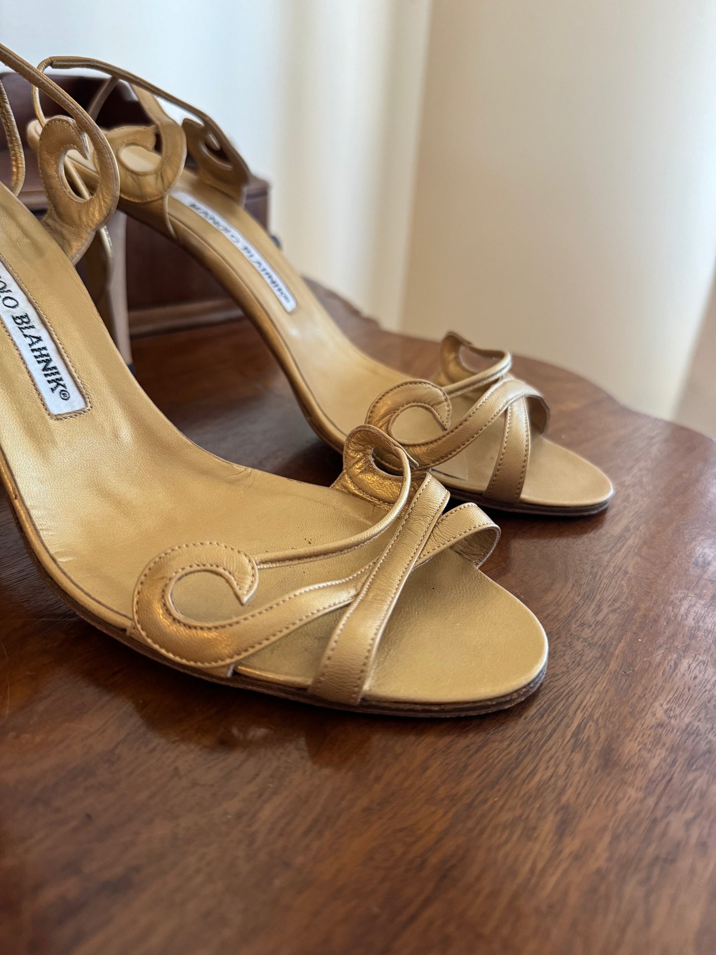 MANOLO BLAHNIK PUMPS GOLD
