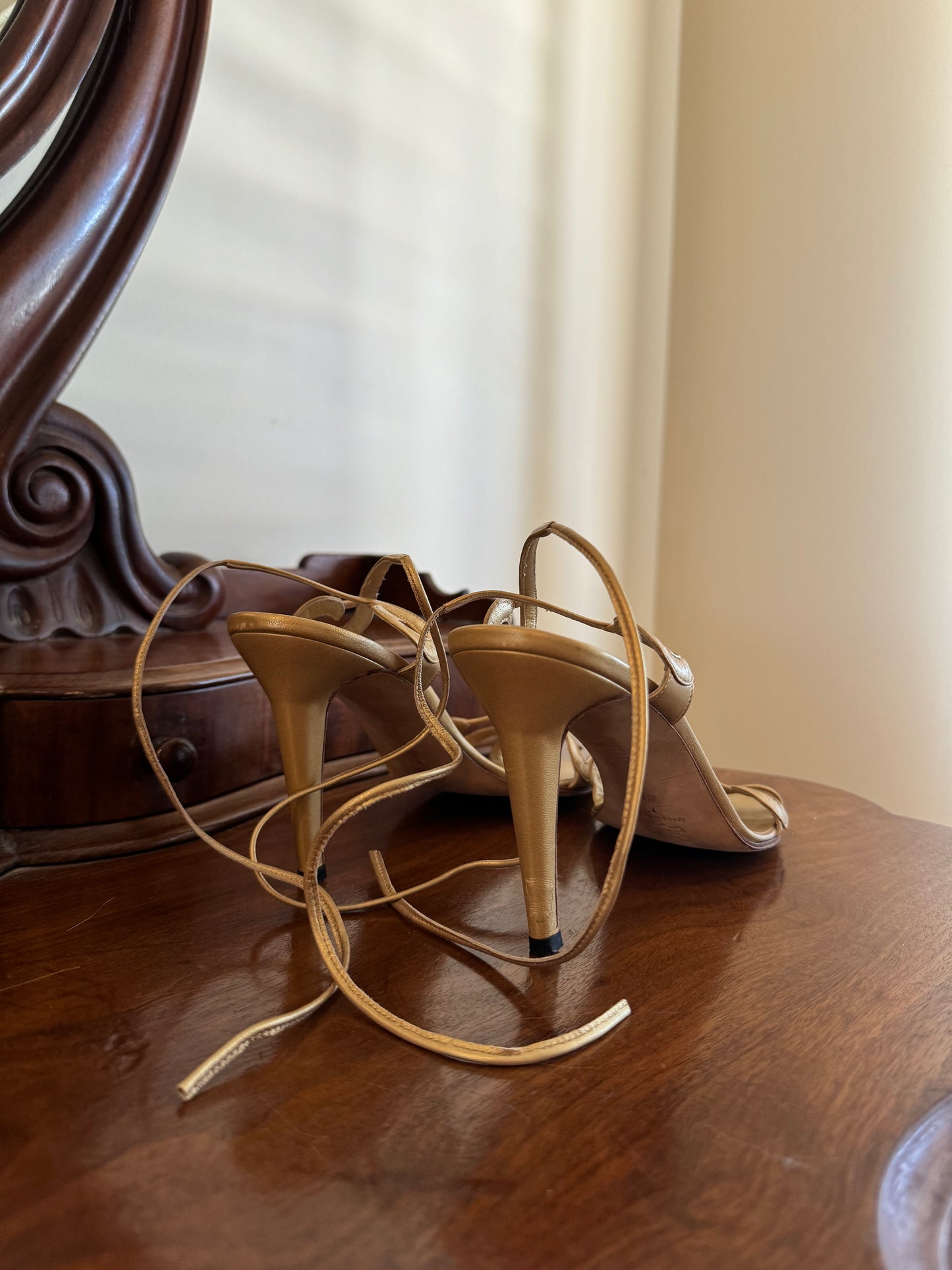 MANOLO BLAHNIK PUMPS GOLD