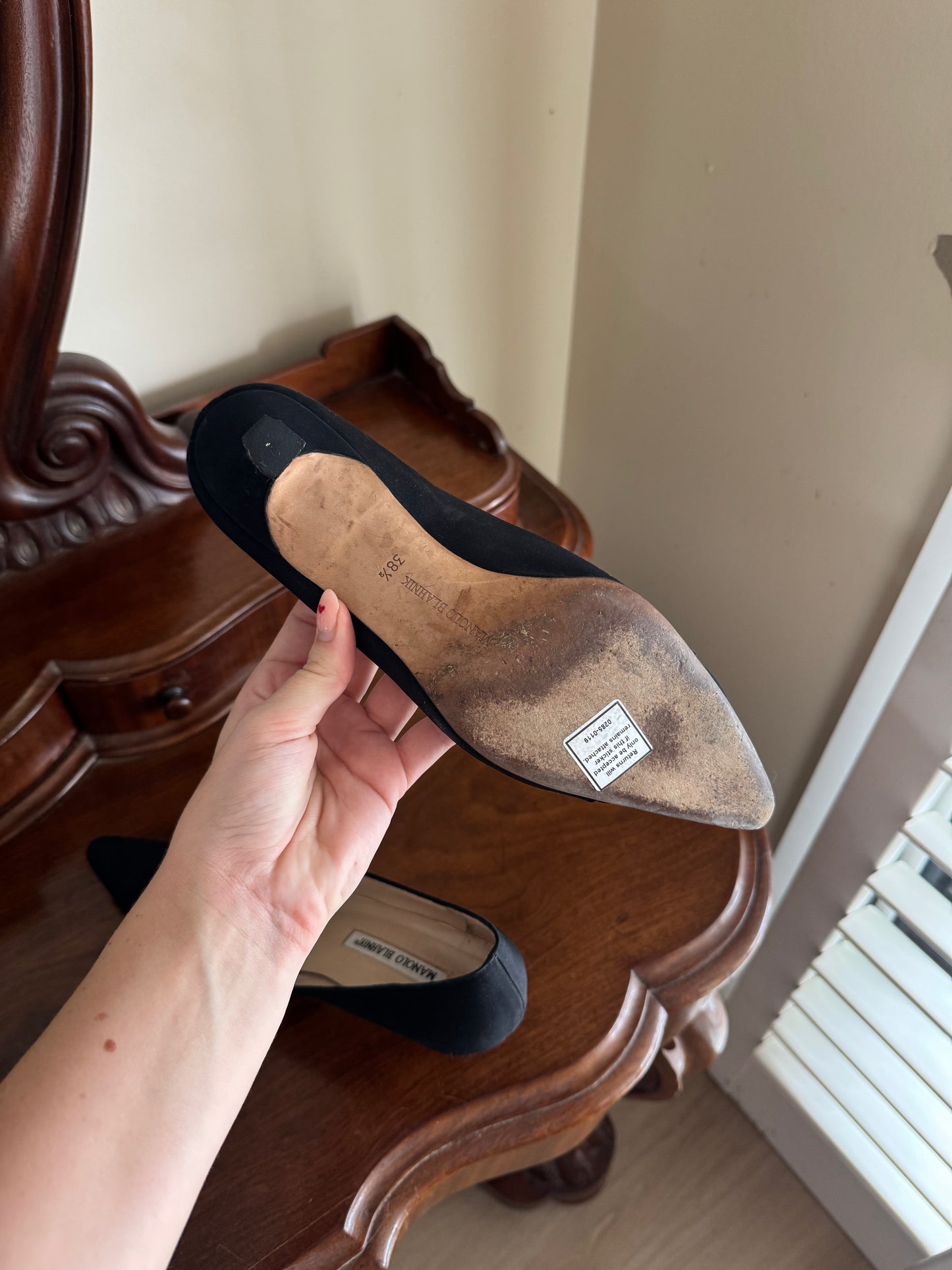 MANOLO BLAHNIK KITTEN HEELS SIZE 38 1/2