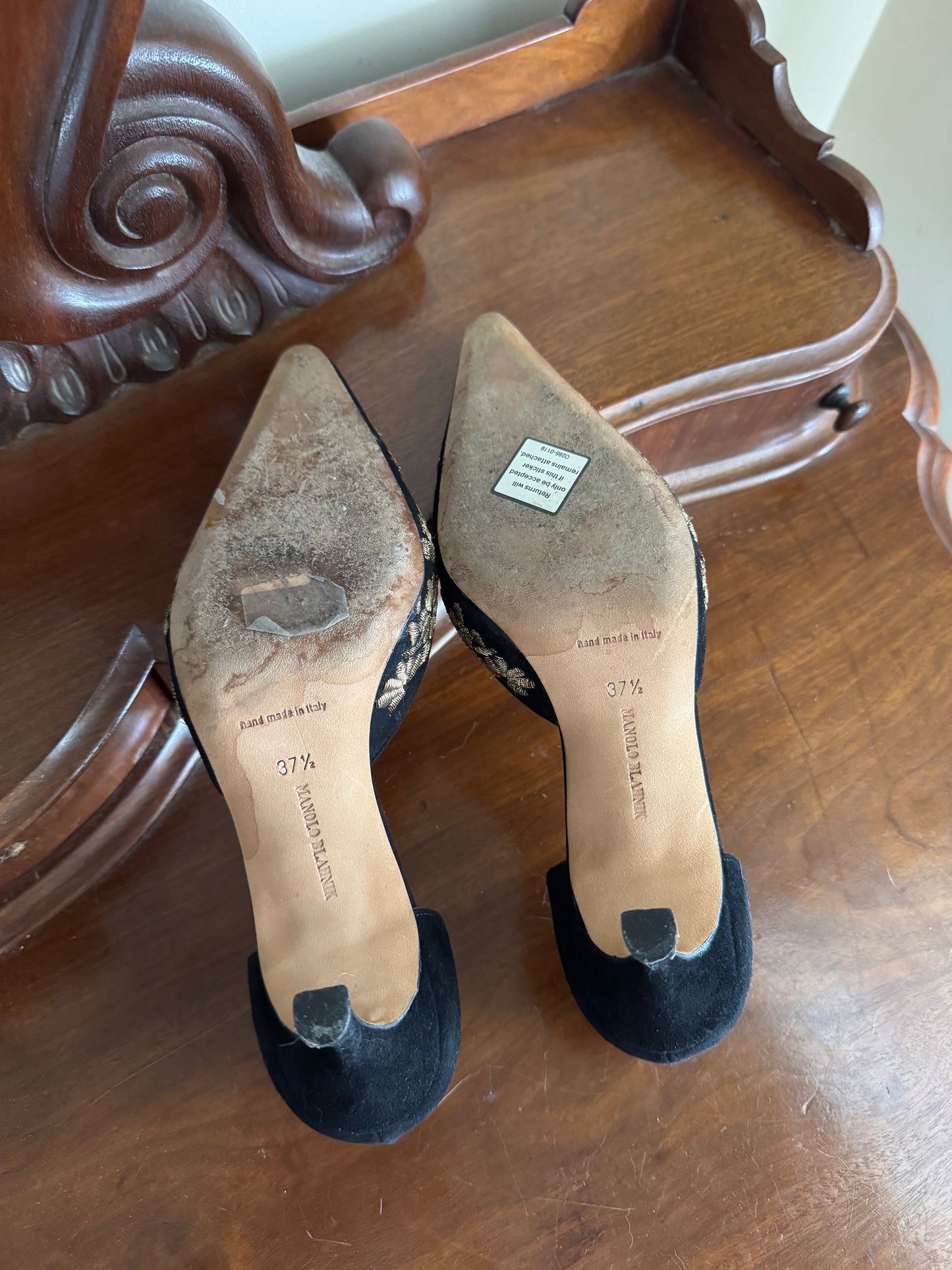 MANOLO BLAHNIK SUEDE AND GOLD EMBROIDERED PUMPS SIZE 37 1/2