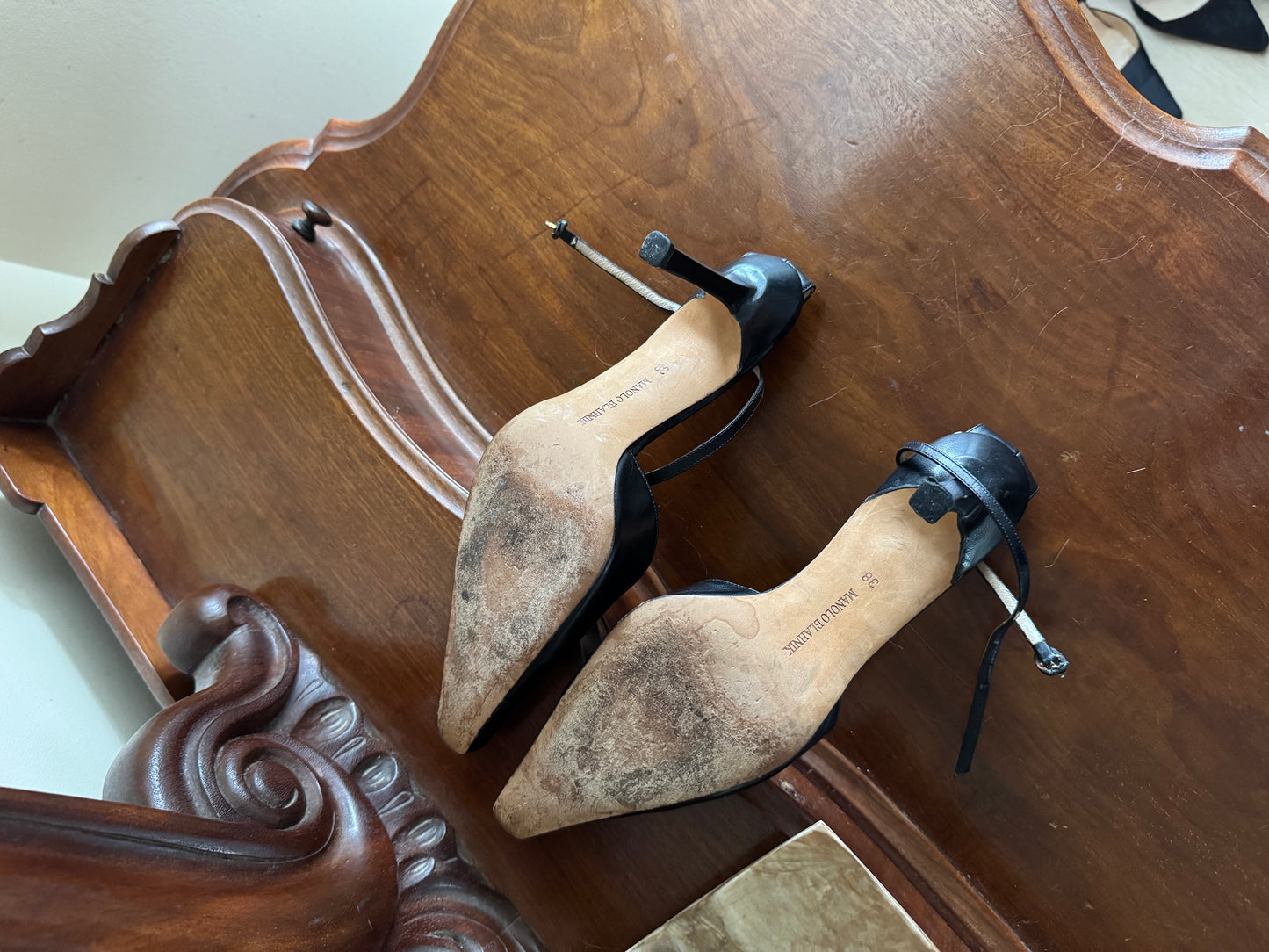 MANOLO BLAHNIK LEATHER ANKLE PUMPS SIZE 38