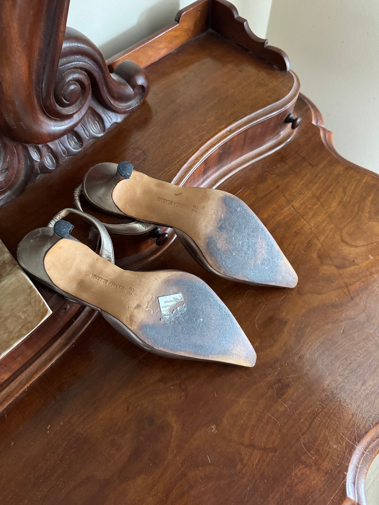 MANOLO BLAHNIK CAROLYNE SLINGBACK PUMPS SIZE 38