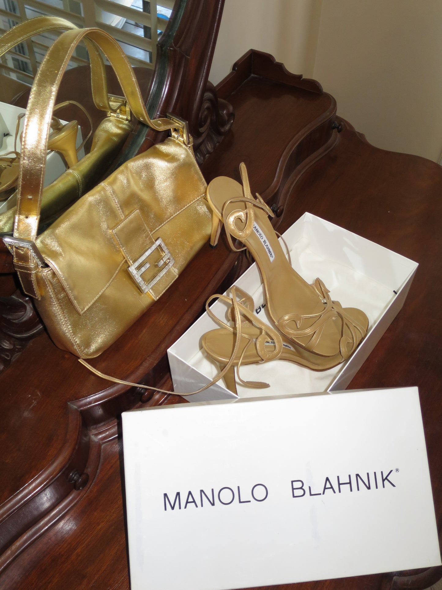 MANOLO BLAHNIK PUMPS GOLD
