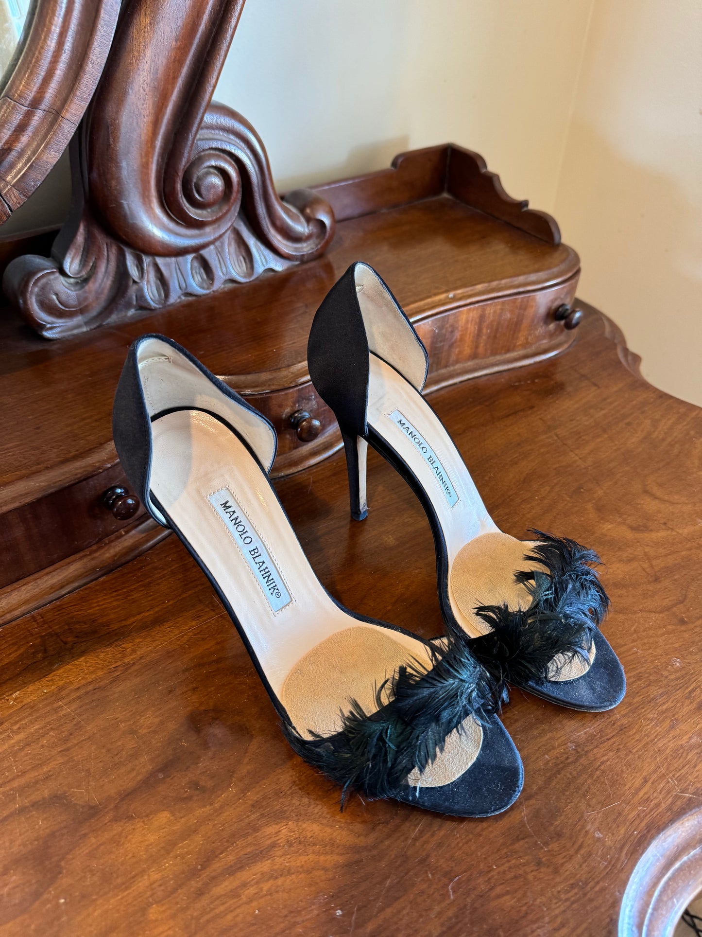 MANOLO BLAHNIK FEATHER PUMPS SIZE 38