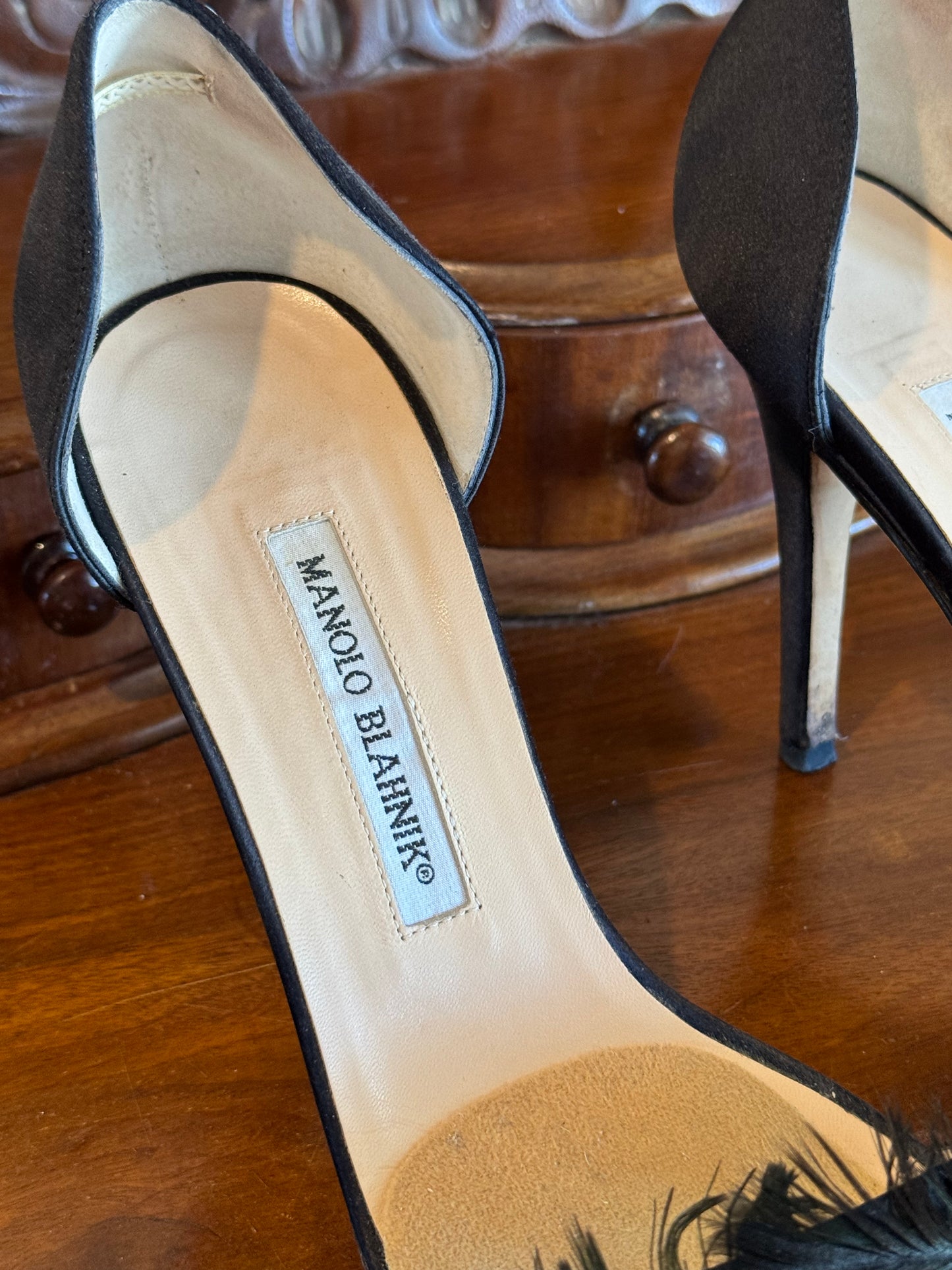 MANOLO BLAHNIK FEATHER PUMPS SIZE 38