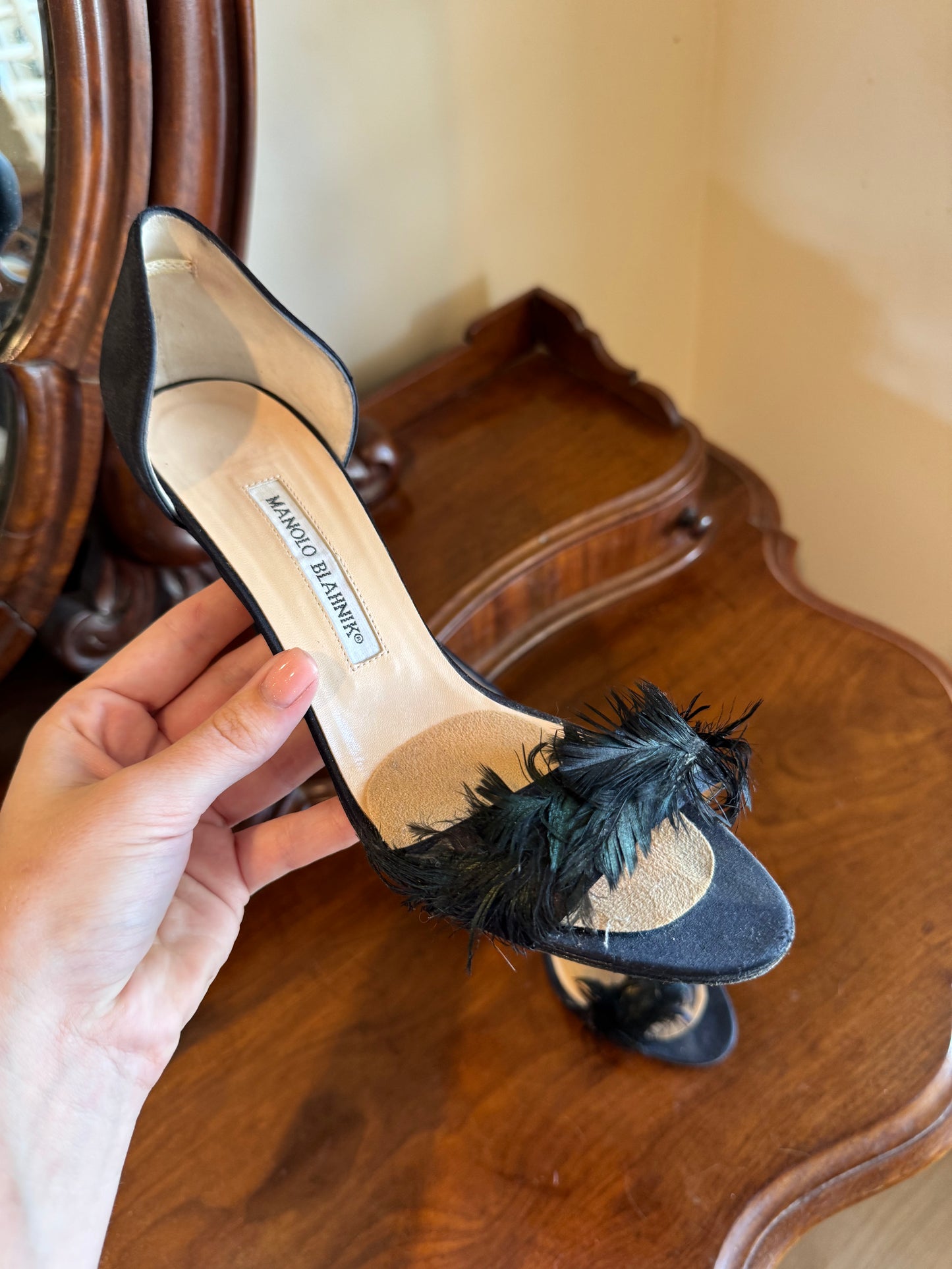 MANOLO BLAHNIK FEATHER PUMPS SIZE 38