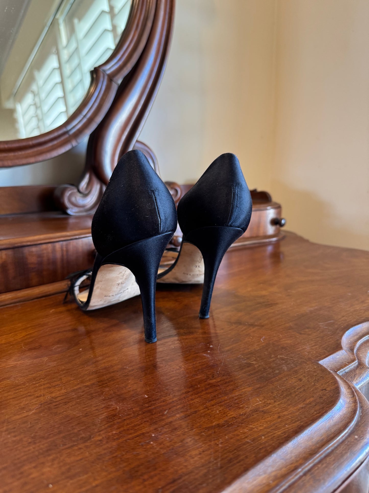 MANOLO BLAHNIK FEATHER PUMPS SIZE 38