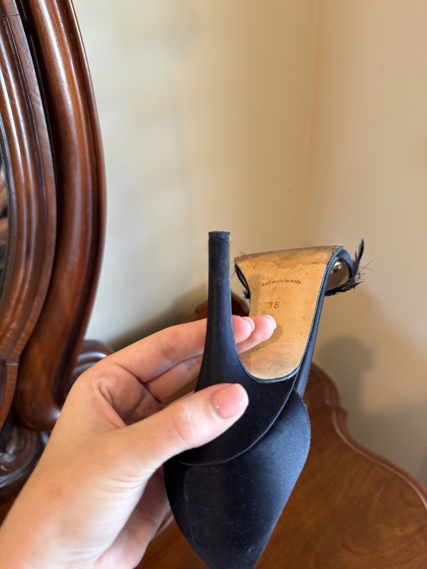 MANOLO BLAHNIK FEATHER PUMPS SIZE 38