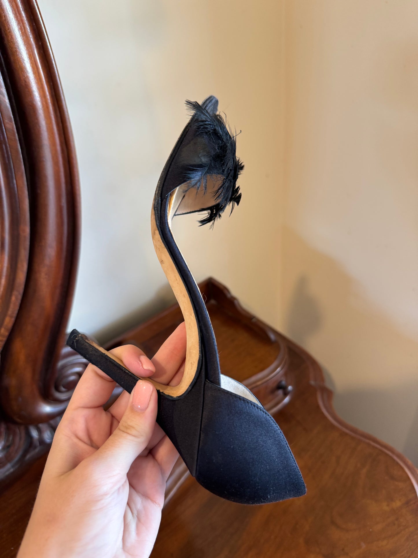 MANOLO BLAHNIK FEATHER PUMPS SIZE 38