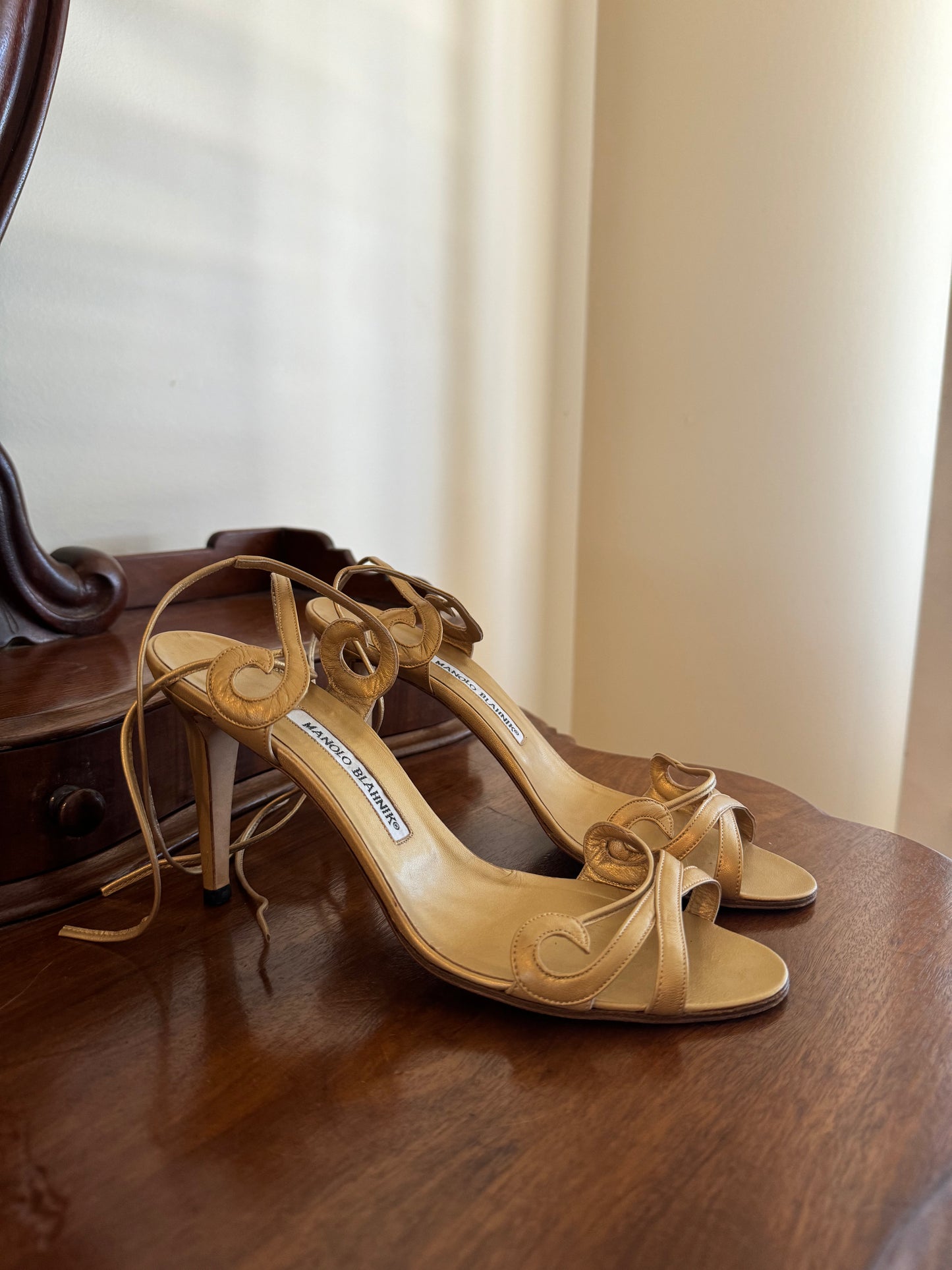 MANOLO BLAHNIK PUMPS GOLD