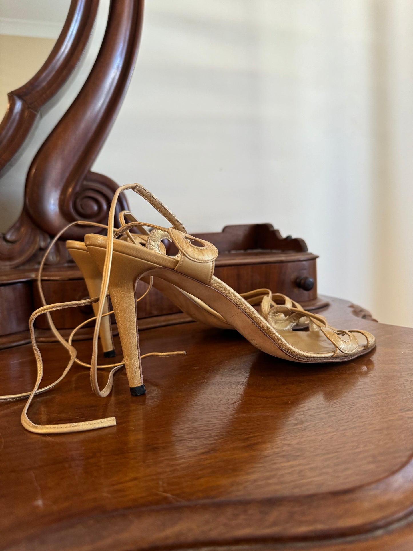 MANOLO BLAHNIK PUMPS GOLD