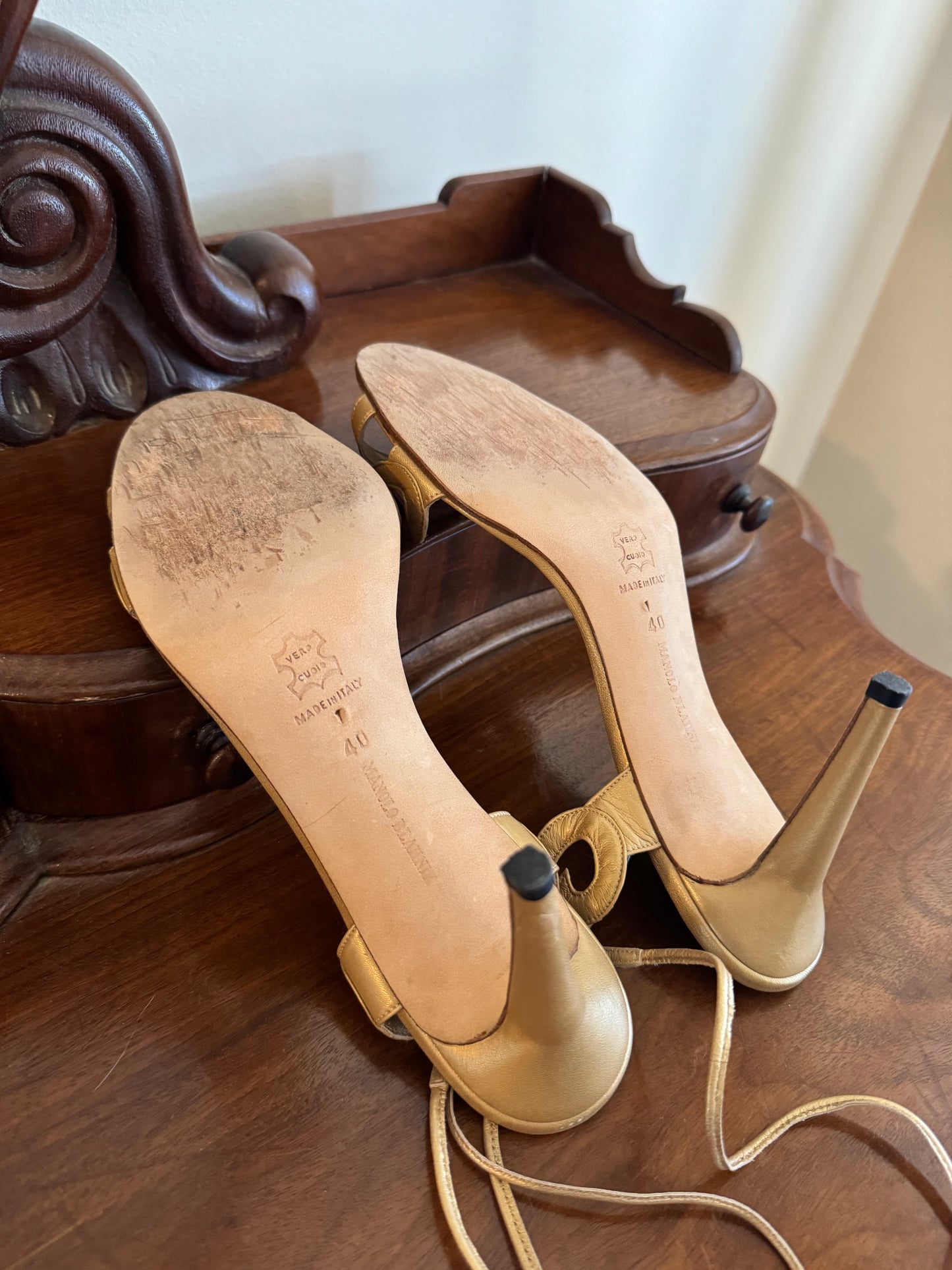 MANOLO BLAHNIK PUMPS GOLD