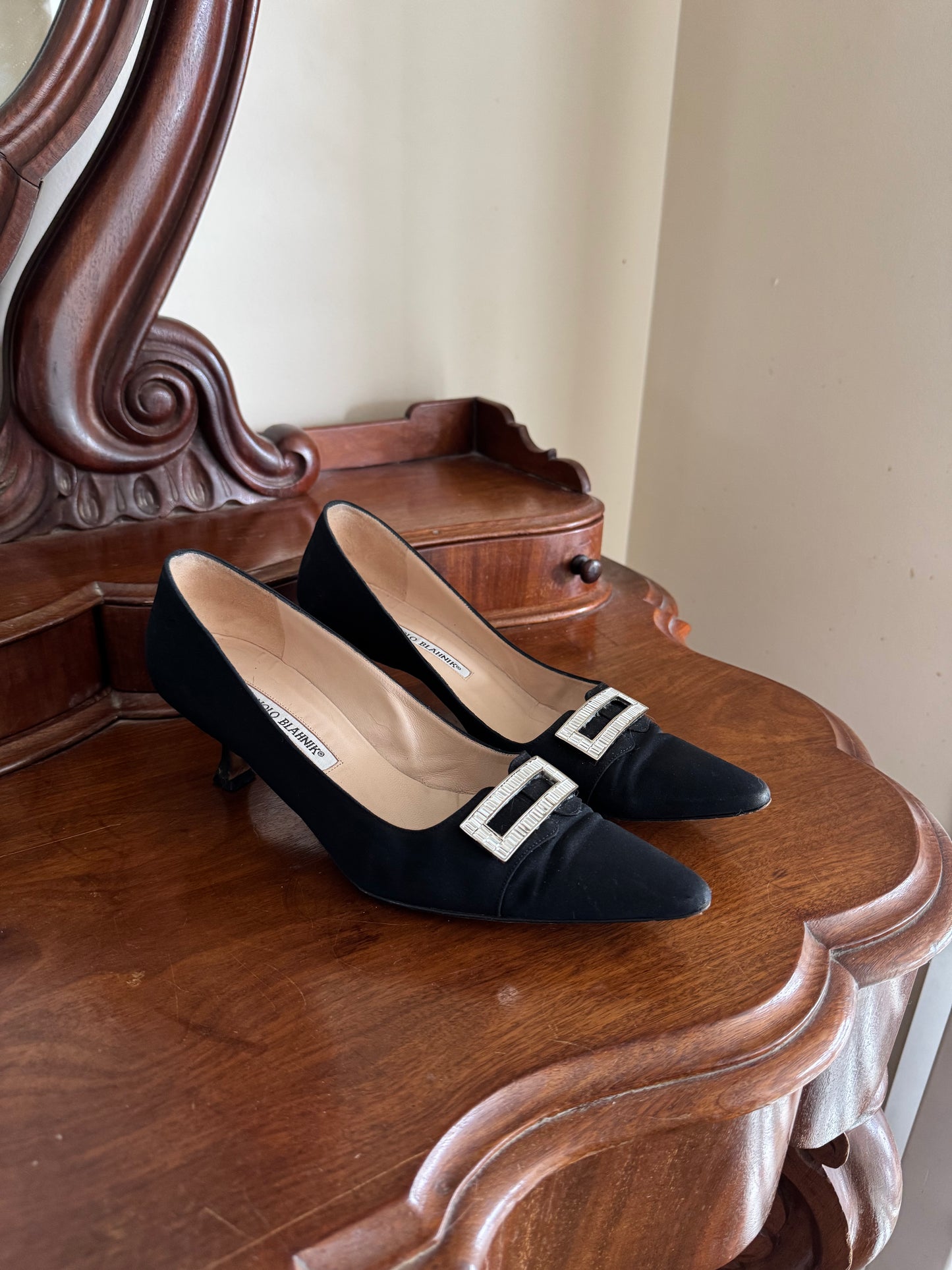 MANOLO BLAHNIK KITTEN HEELS SIZE 38 1/2