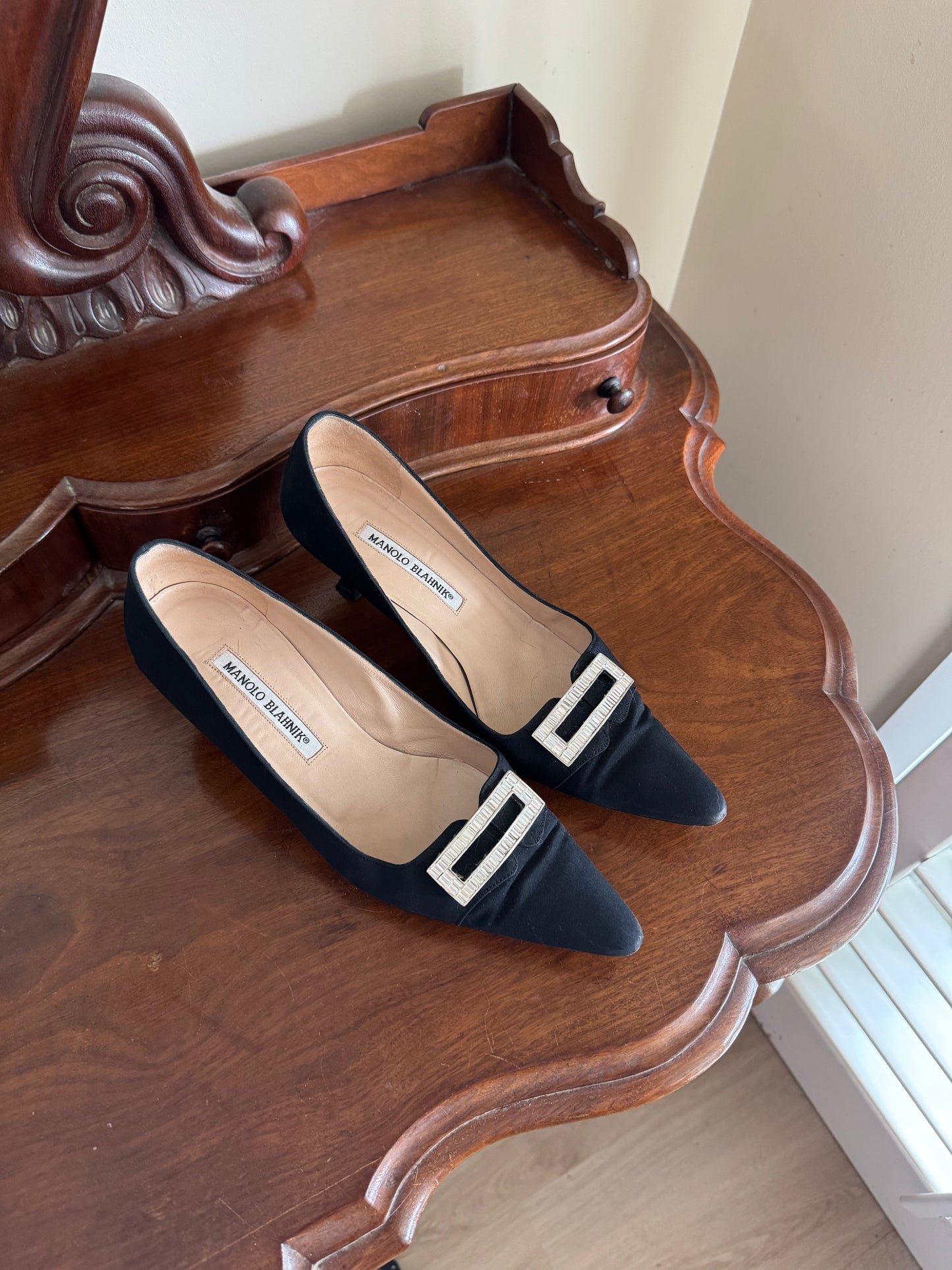 MANOLO BLAHNIK KITTEN HEELS SIZE 38 1/2