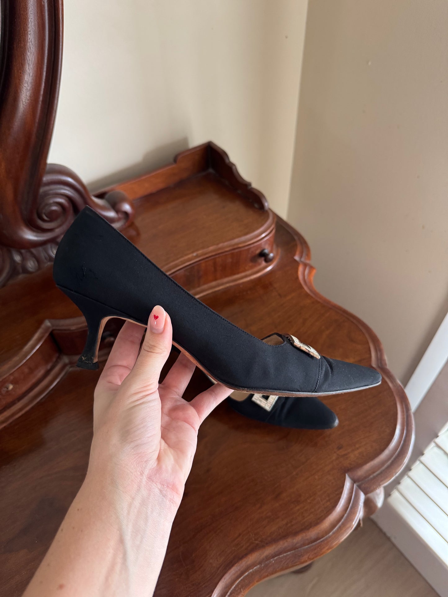 MANOLO BLAHNIK KITTEN HEELS SIZE 38 1/2