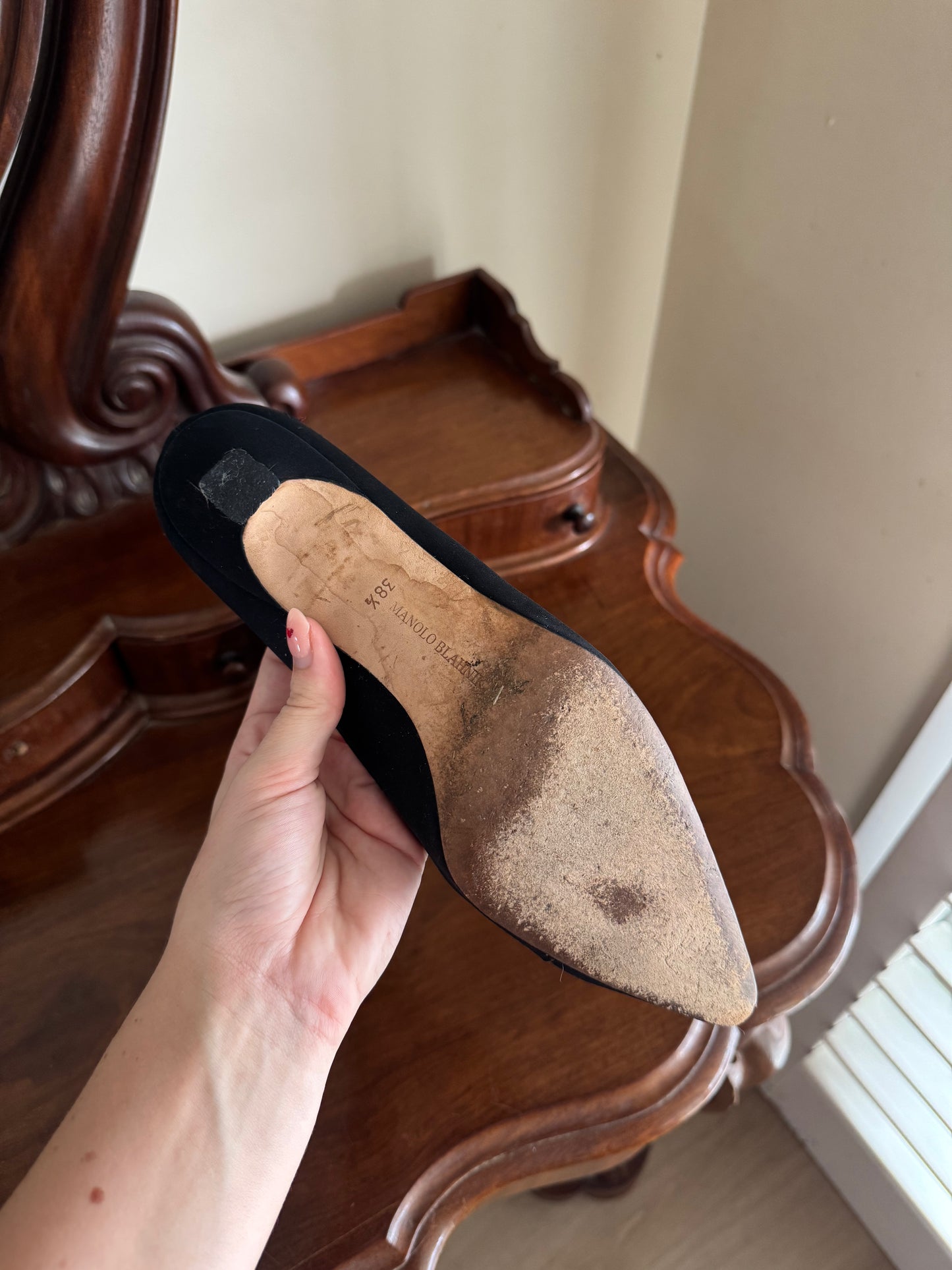 MANOLO BLAHNIK KITTEN HEELS SIZE 38 1/2