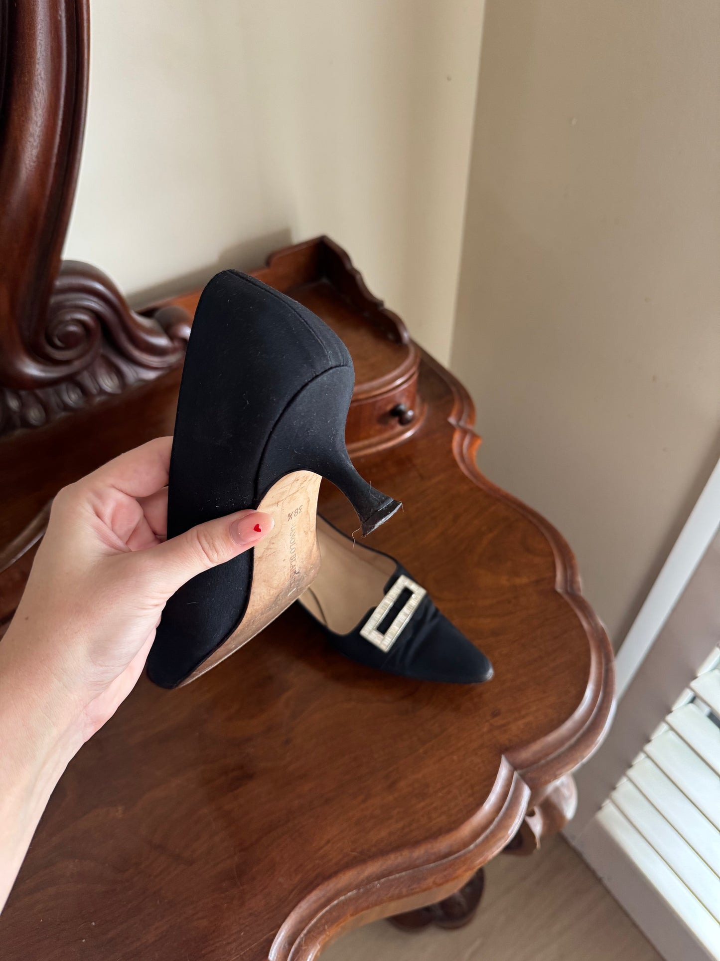 MANOLO BLAHNIK KITTEN HEELS SIZE 38 1/2