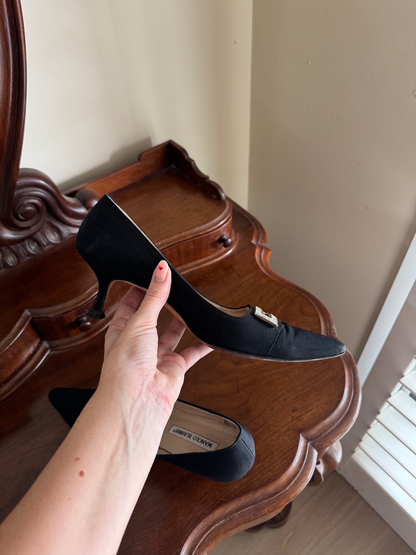 MANOLO BLAHNIK KITTEN HEELS SIZE 38 1/2