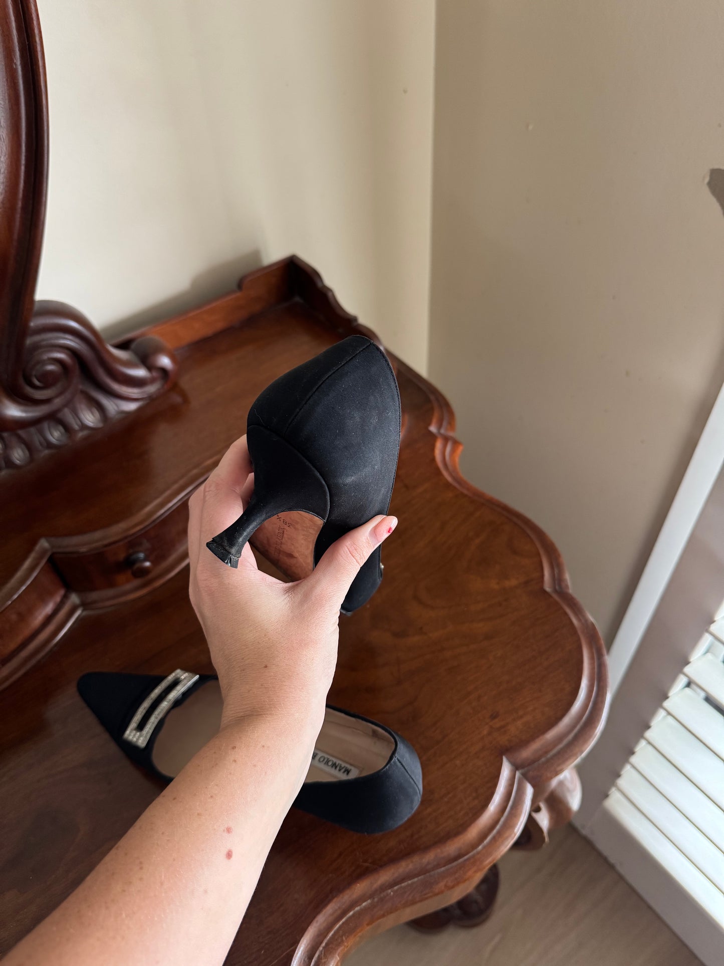 MANOLO BLAHNIK KITTEN HEELS SIZE 38 1/2