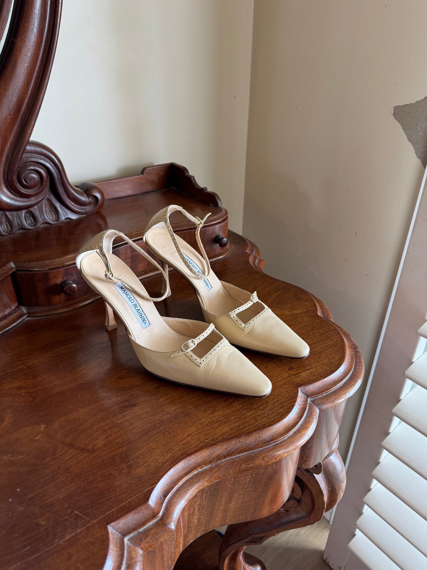 MANOLO BLAHNIK CAROLYN BESSETTE KENNEDY PUMPS SIZE 38 1/2