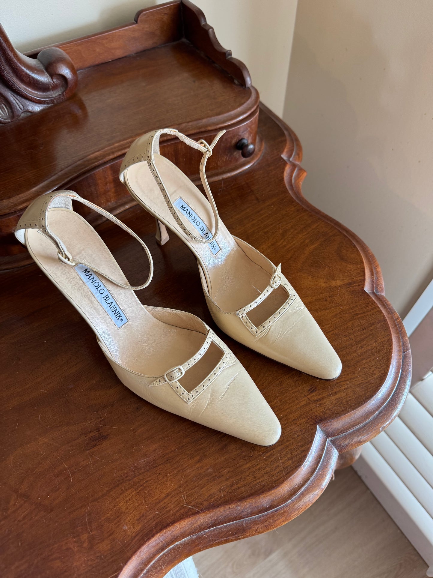 MANOLO BLAHNIK CAROLYN BESSETTE KENNEDY PUMPS SIZE 38 1/2