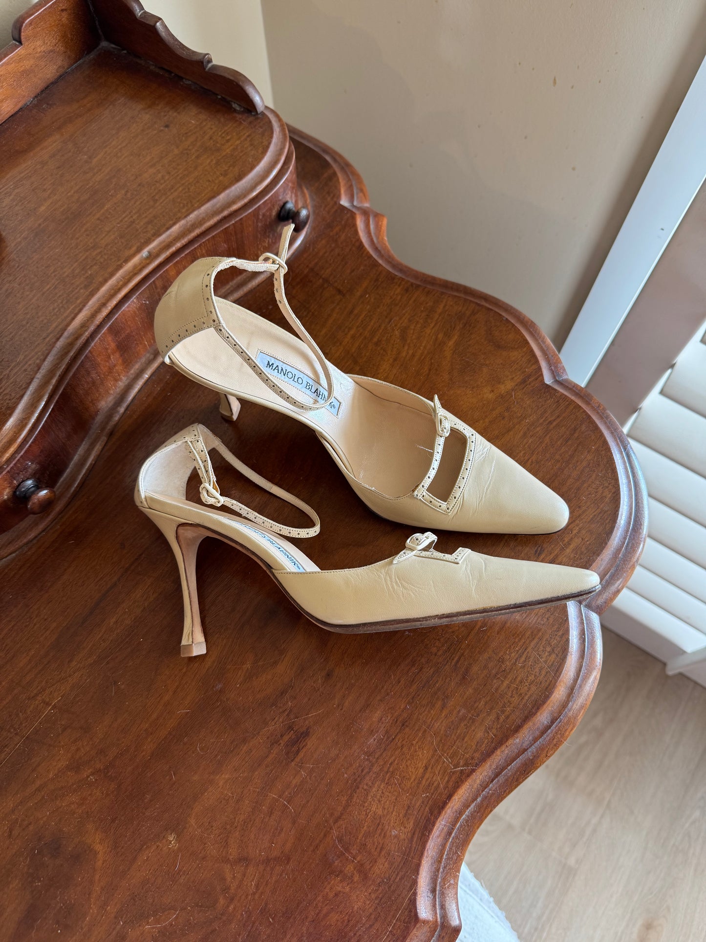 MANOLO BLAHNIK CAROLYN BESSETTE KENNEDY PUMPS SIZE 38 1/2