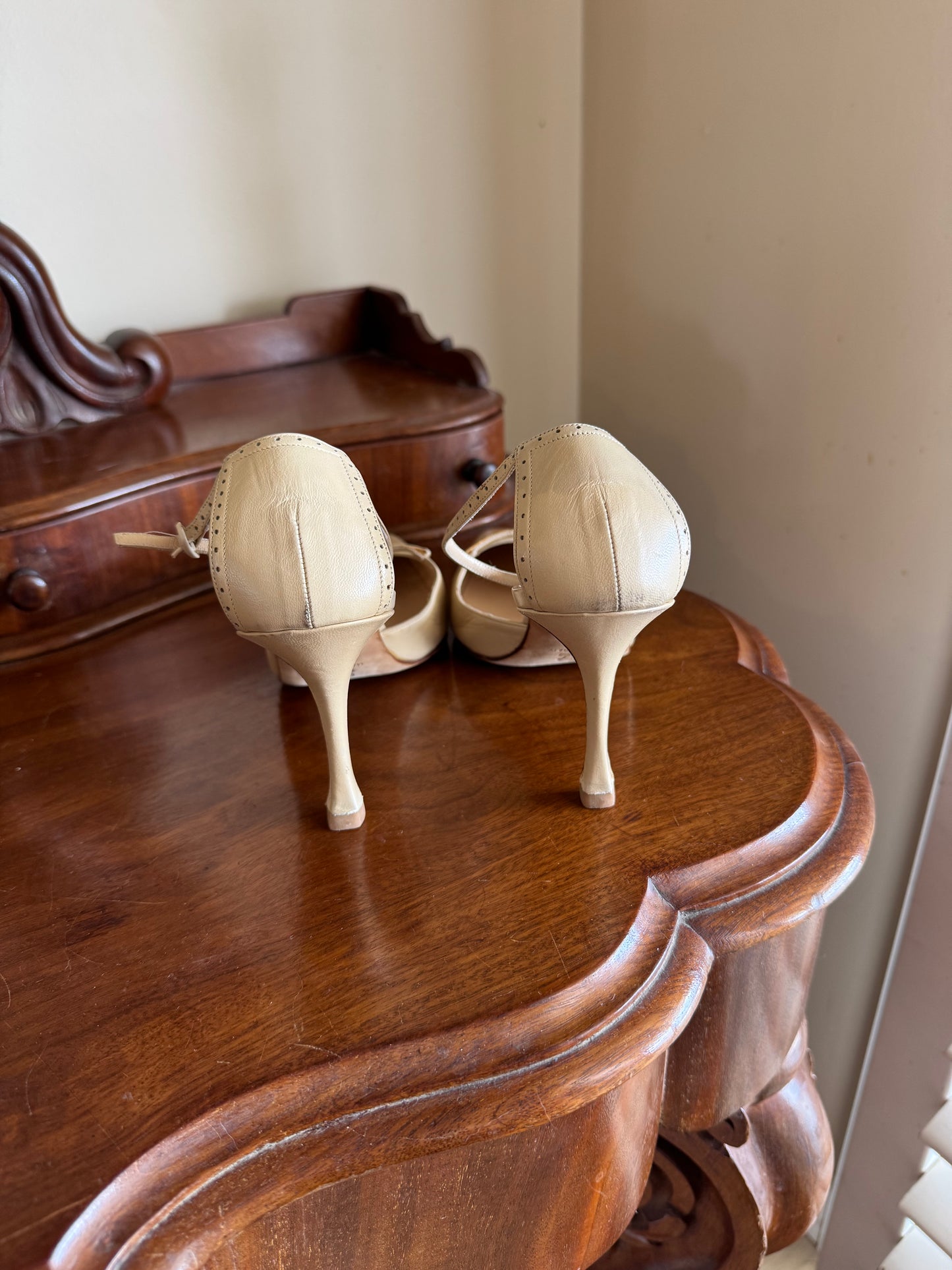 MANOLO BLAHNIK CAROLYN BESSETTE KENNEDY PUMPS SIZE 38 1/2