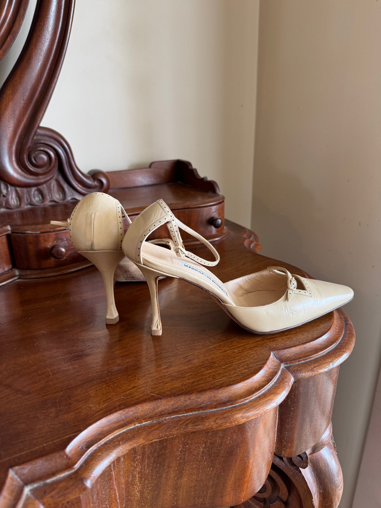 MANOLO BLAHNIK CAROLYN BESSETTE KENNEDY PUMPS SIZE 38 1/2