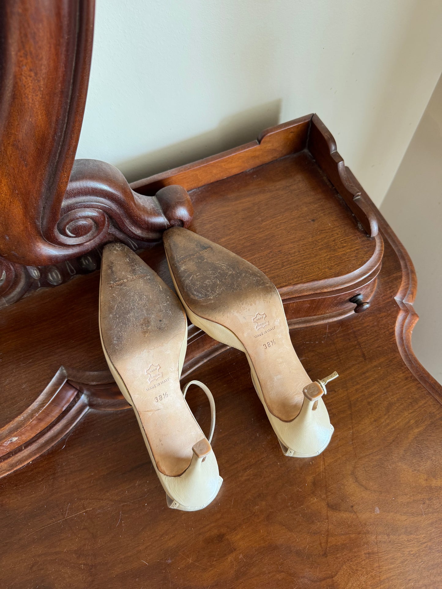 MANOLO BLAHNIK CAROLYN BESSETTE KENNEDY PUMPS SIZE 38 1/2