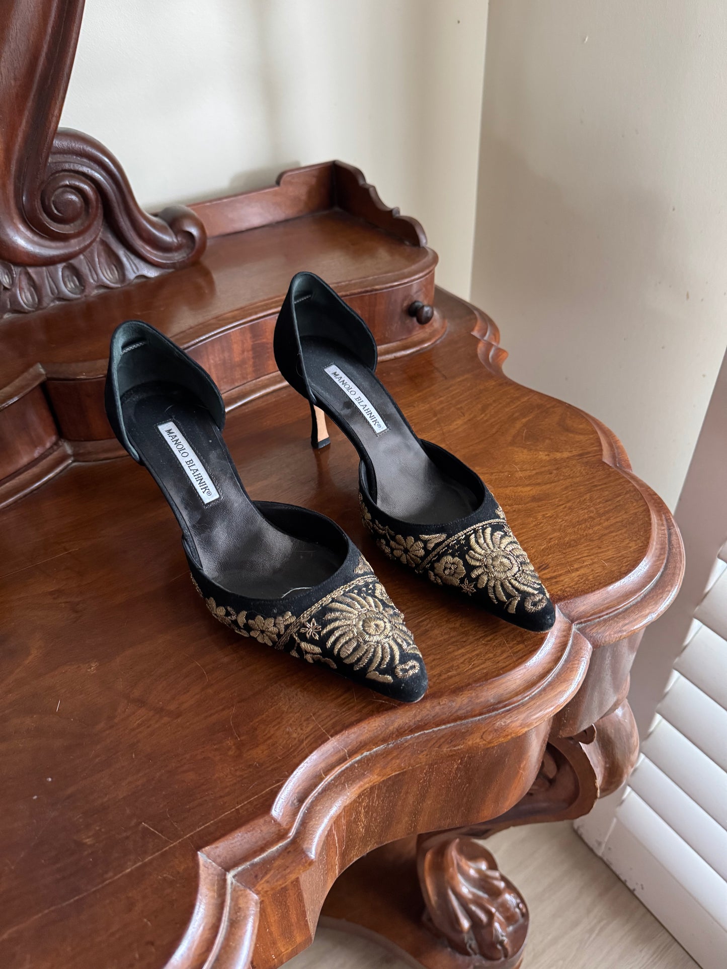 MANOLO BLAHNIK SUEDE AND GOLD EMBROIDERED PUMPS SIZE 37 1/2