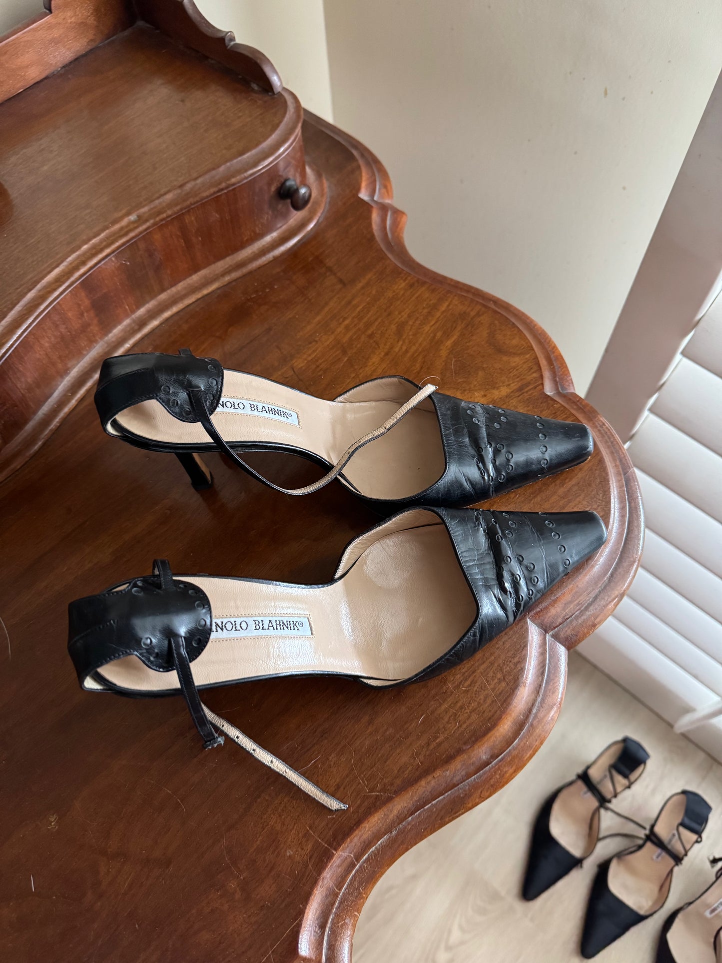 MANOLO BLAHNIK LEATHER ANKLE PUMPS SIZE 38