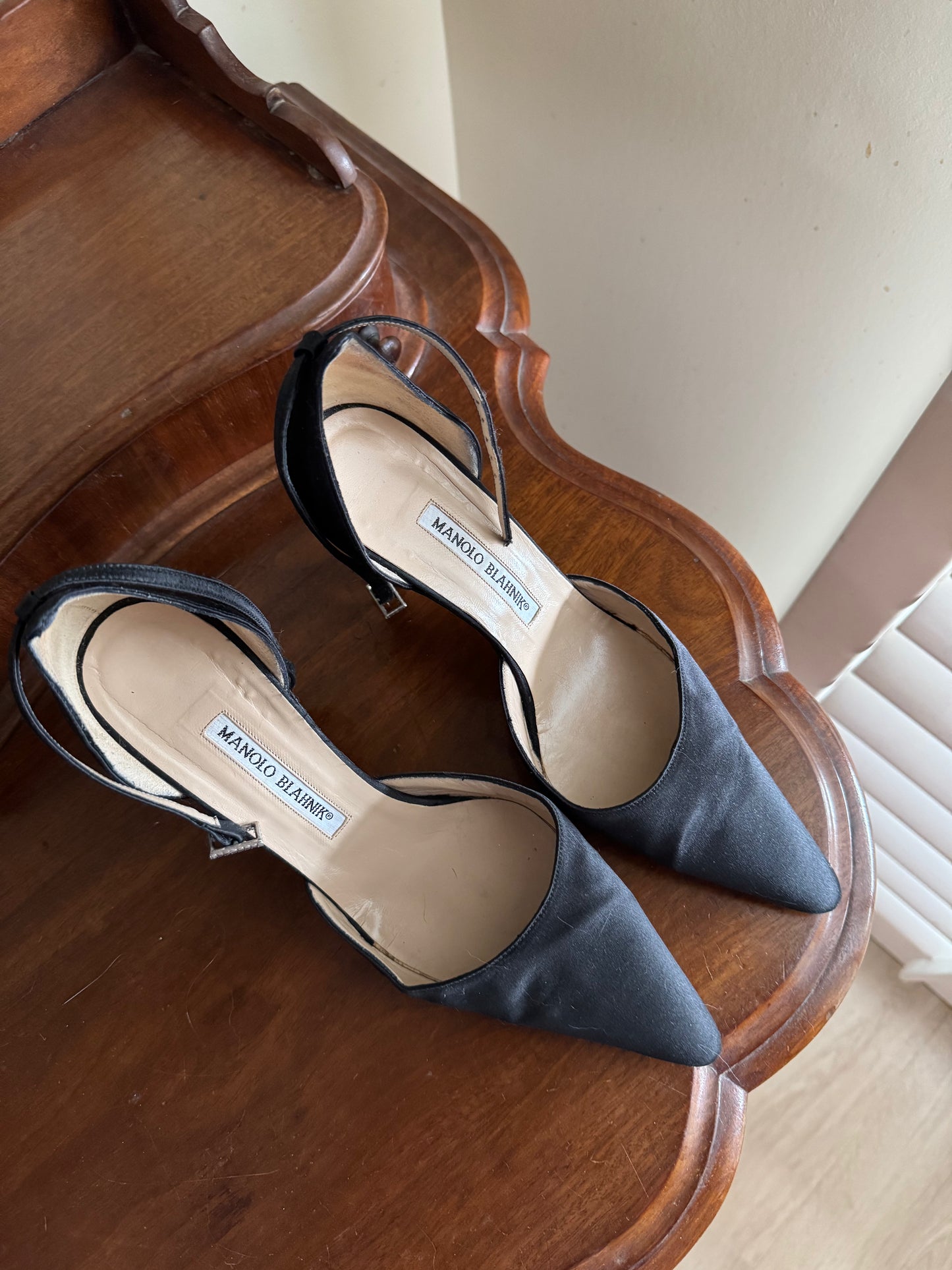 MANOLO BLAHNIK SATIN RHINESTONE PUMPS SIZE 38