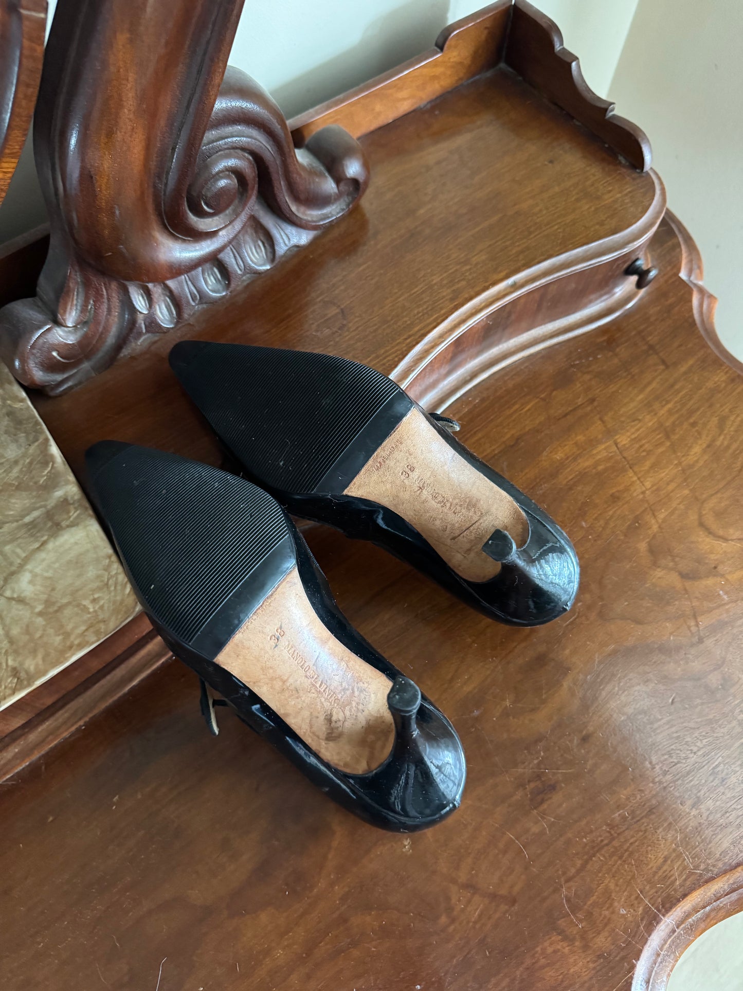 MANOLO BLAHNIK CAMPARI PUMPS SIZE 38