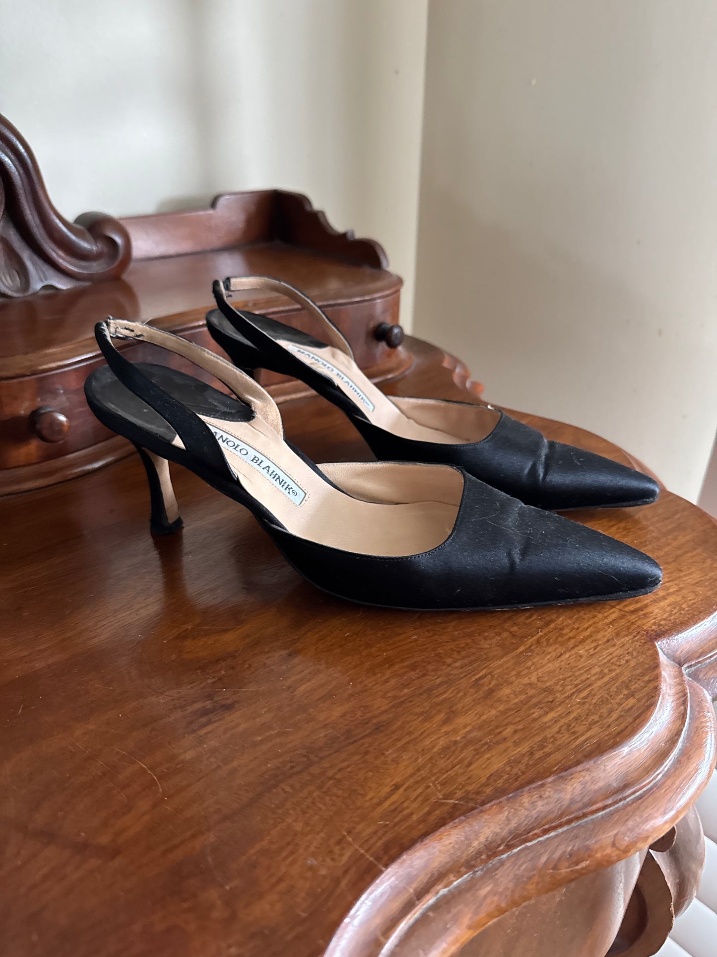 MANOLO BLAHNIK CAROLYNE SATIN PUMPS