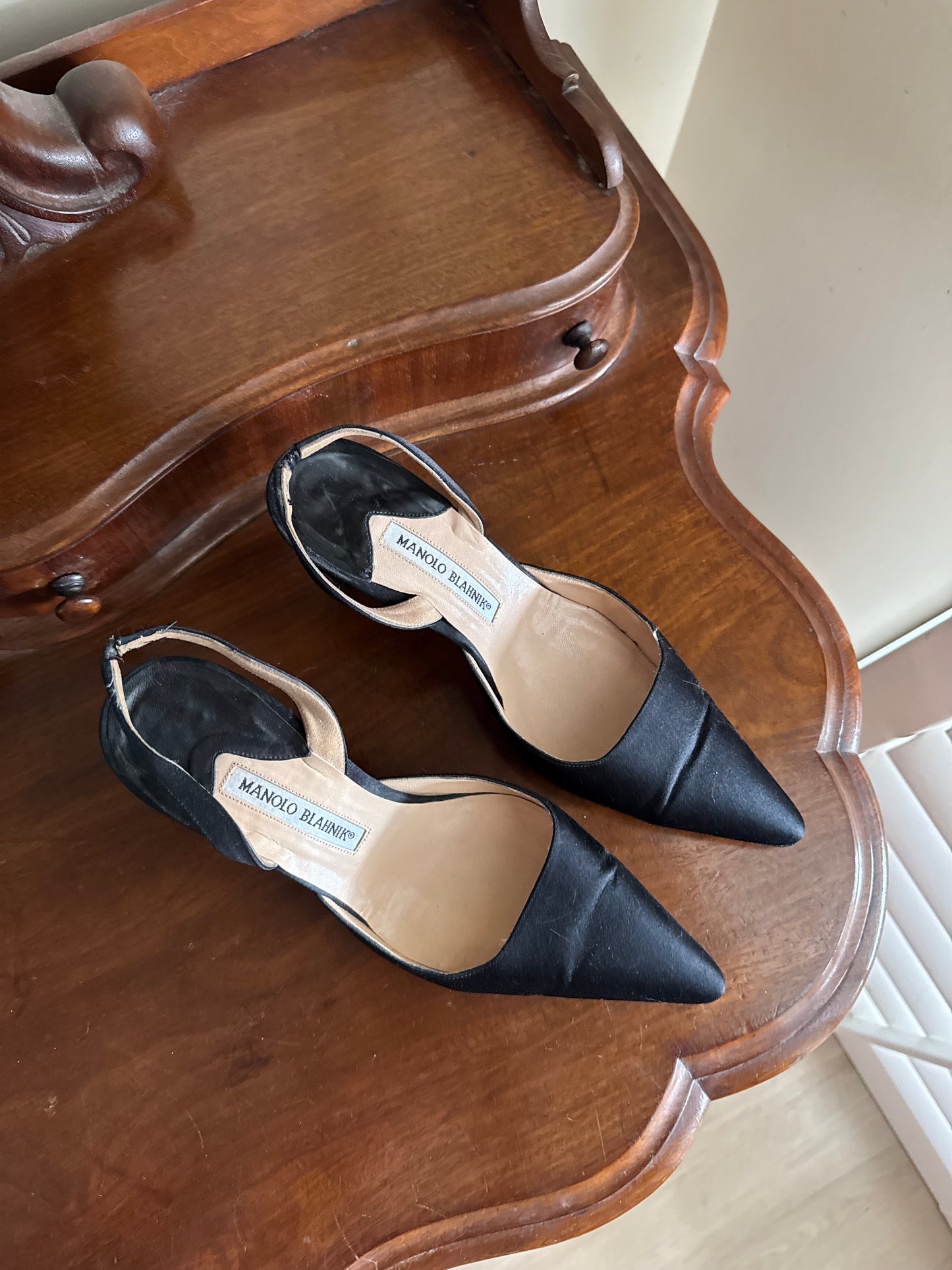 MANOLO BLAHNIK CAROLYNE SATIN PUMPS