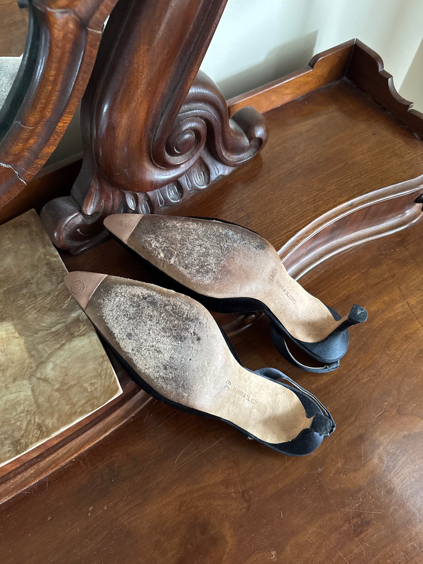 MANOLO BLAHNIK CAROLYNE SATIN PUMPS