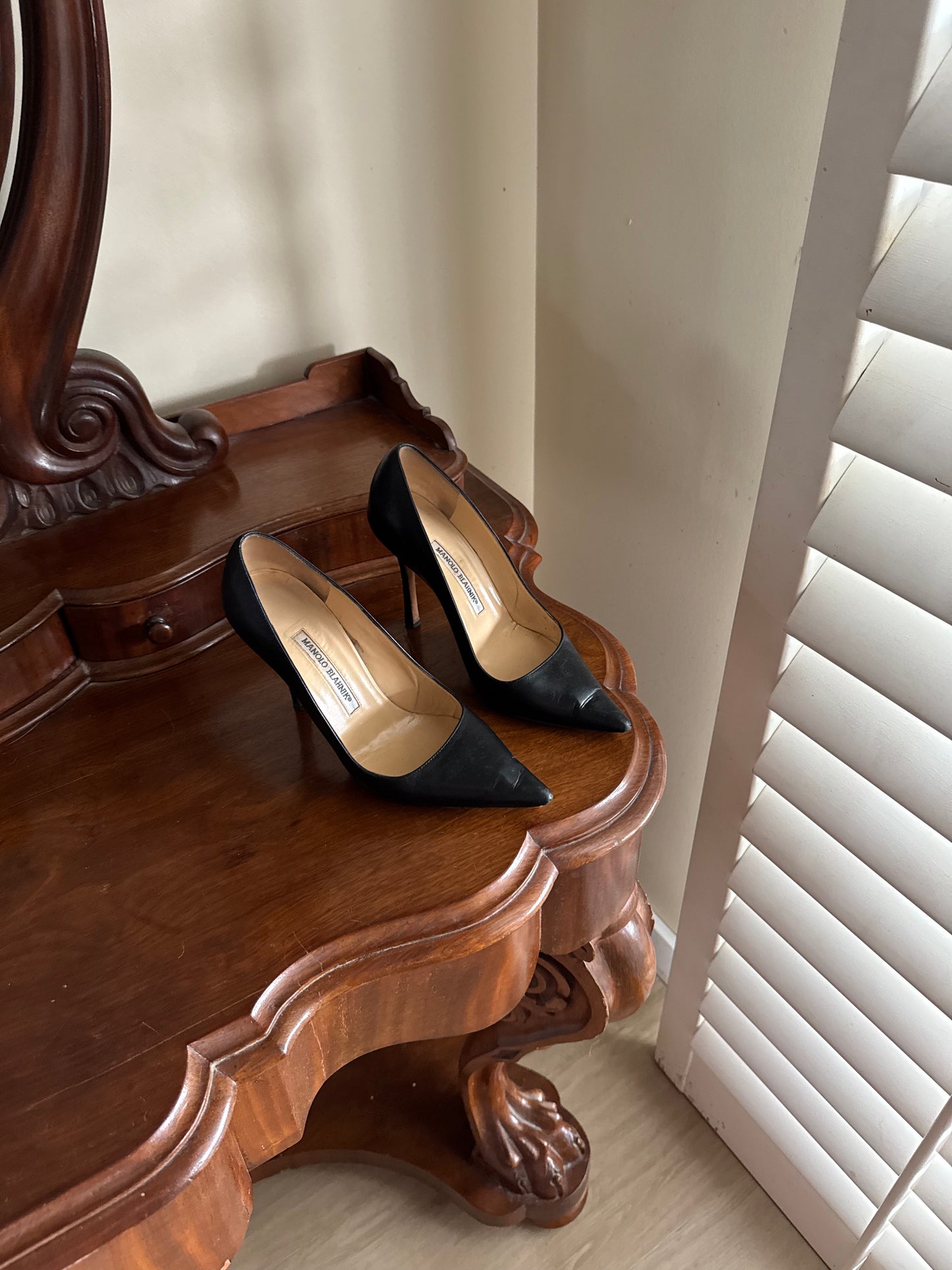 MANOLO BLAHNIK BB LEATHER PUMPS SIZE 38