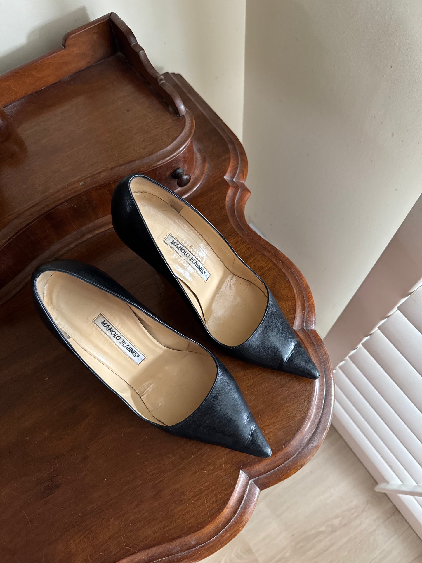 MANOLO BLAHNIK BB LEATHER PUMPS SIZE 38