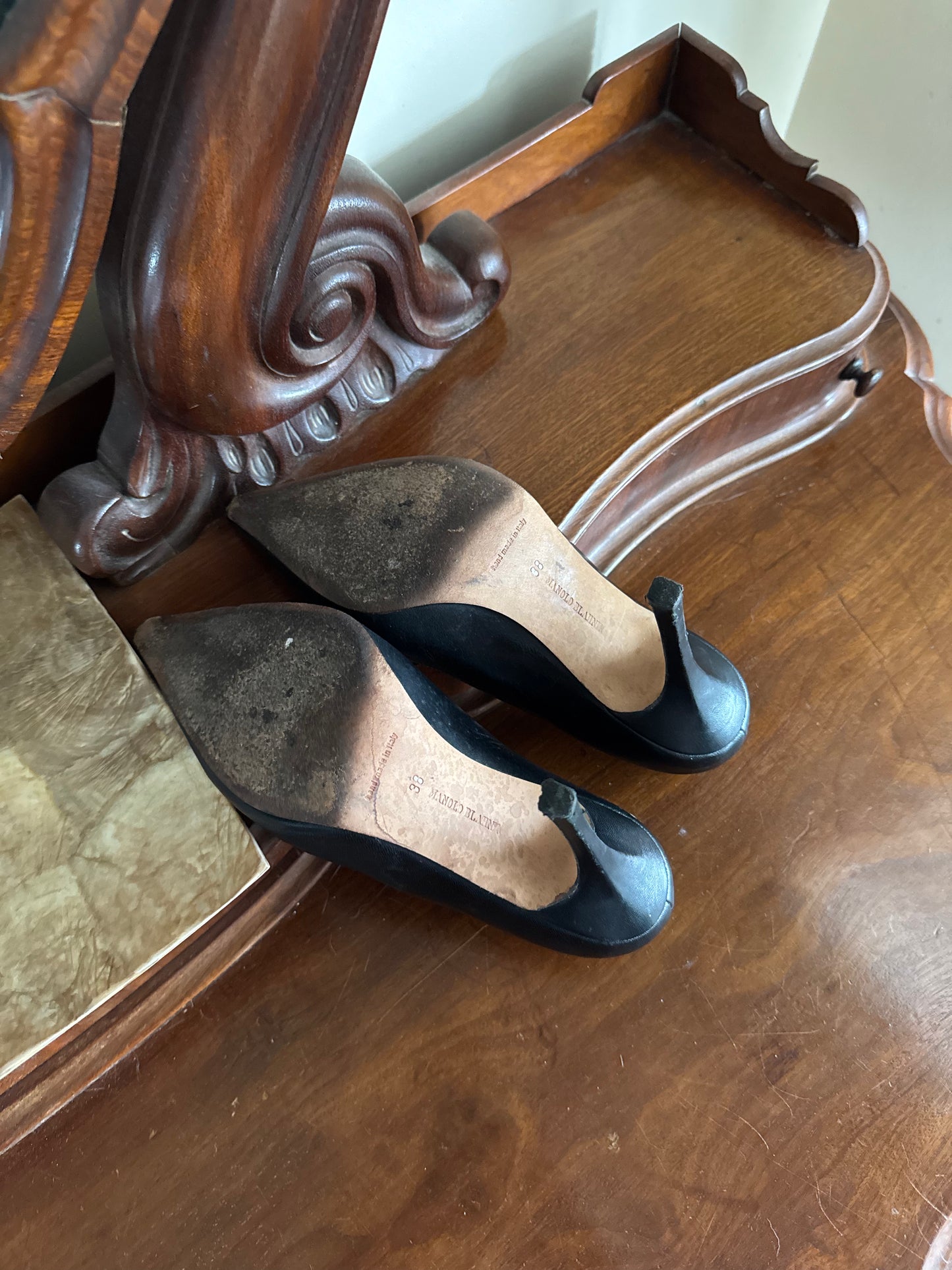 MANOLO BLAHNIK BB LEATHER PUMPS SIZE 38