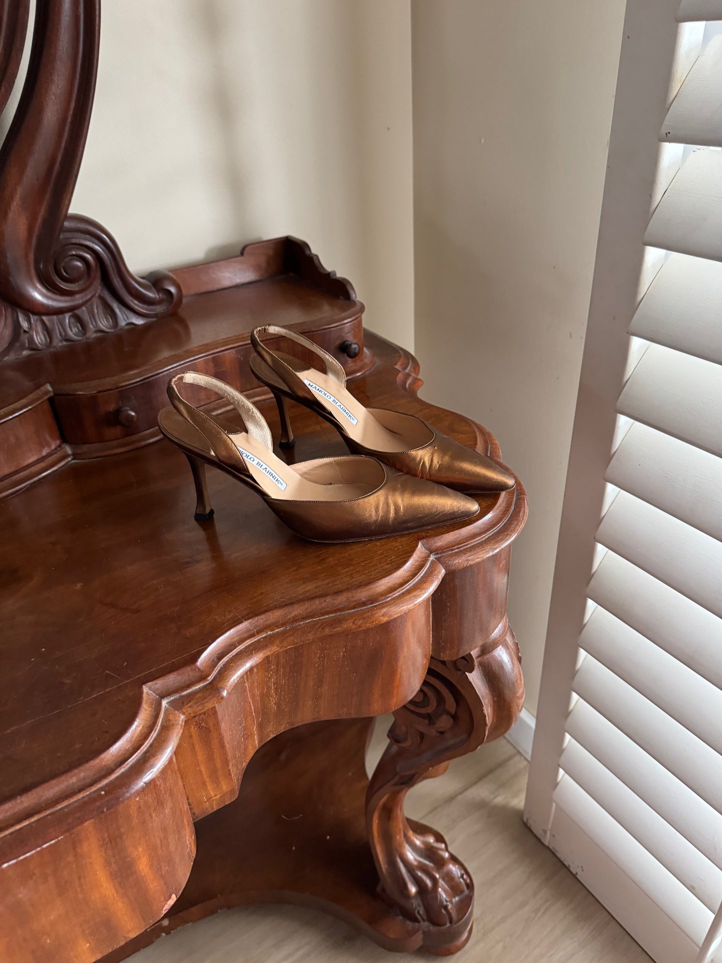 MANOLO BLAHNIK BRONZE CAROLYNE PUMP SIZE 37 1/2