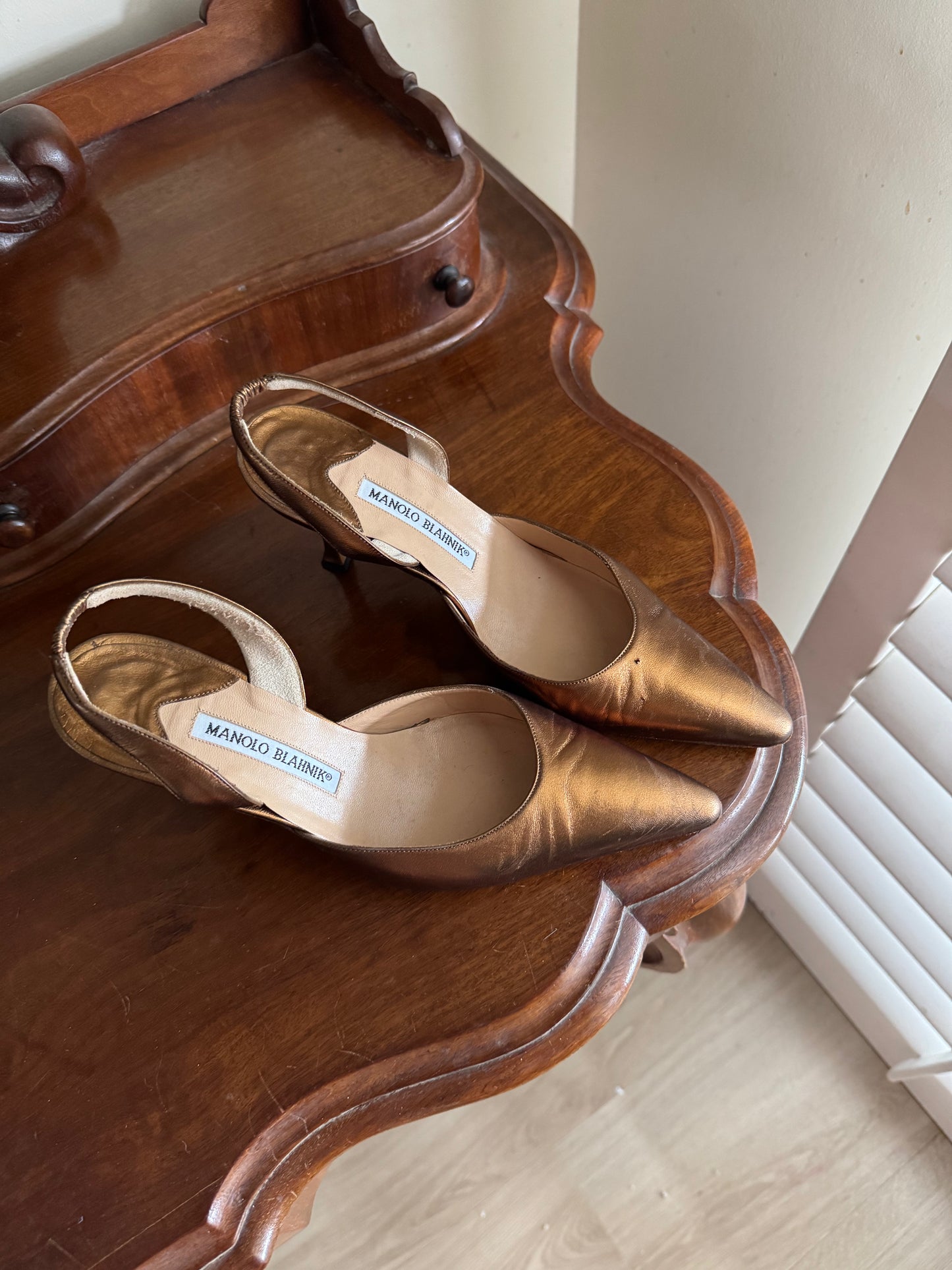 MANOLO BLAHNIK BRONZE CAROLYNE PUMP SIZE 37 1/2