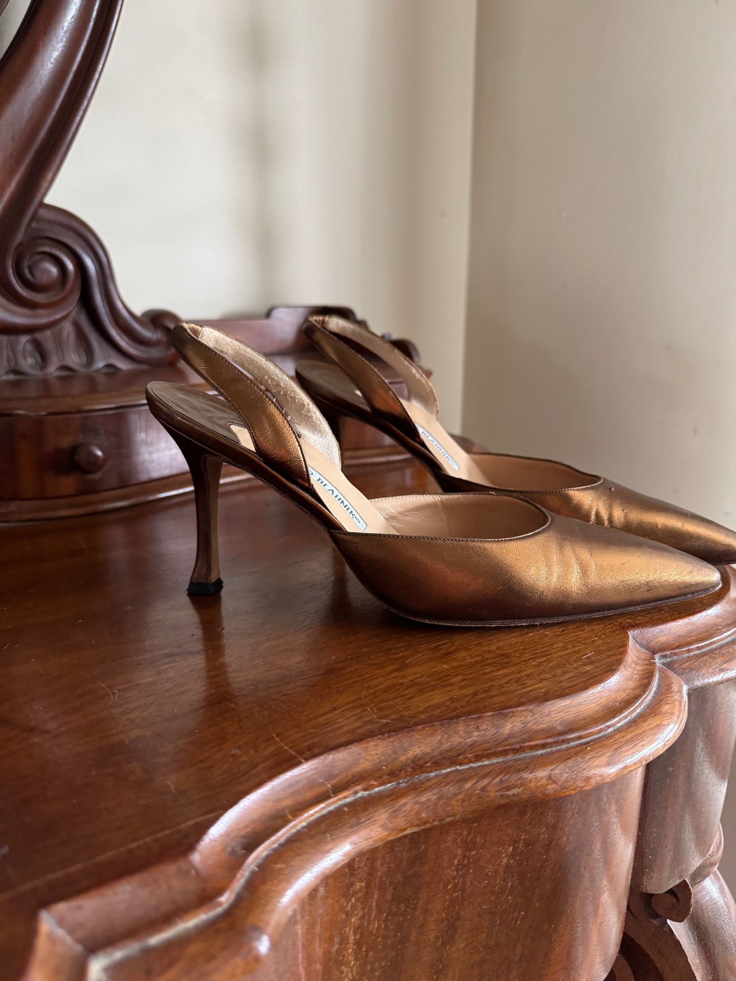 MANOLO BLAHNIK BRONZE CAROLYNE PUMP SIZE 37 1/2