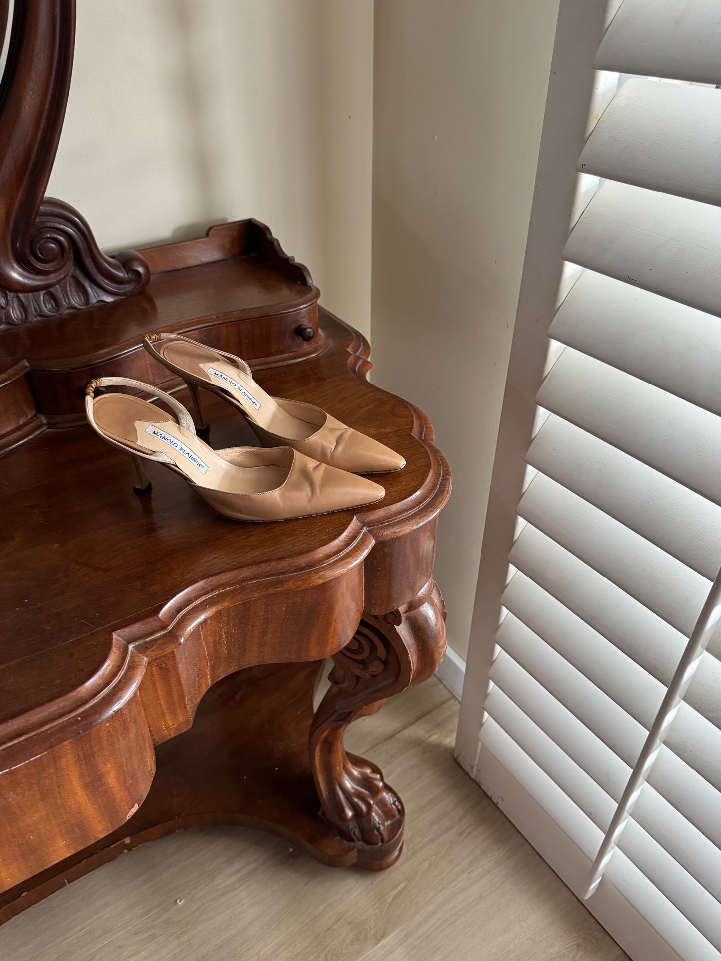 MANOLO BLAHNIK CAROLYNE NUDE PUMP SIZE 38 1/2