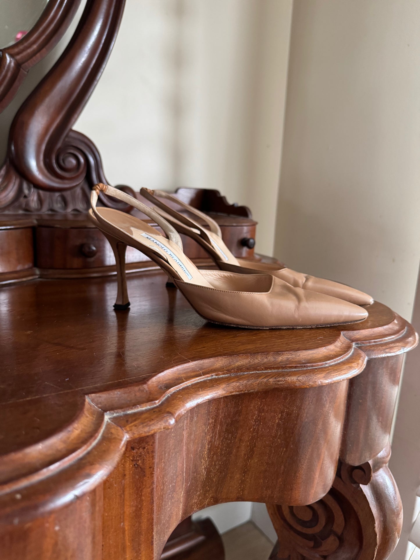 MANOLO BLAHNIK CAROLYNE NUDE PUMP SIZE 38 1/2