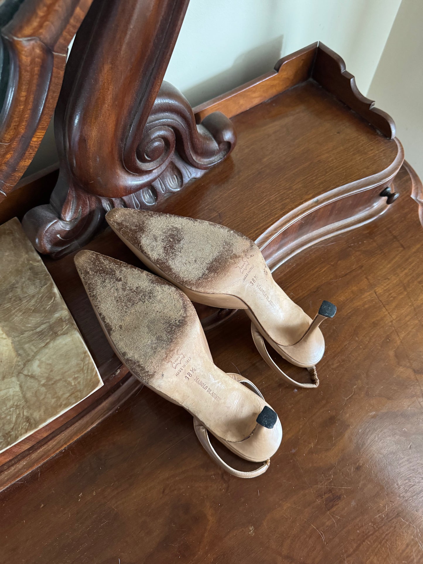 MANOLO BLAHNIK CAROLYNE NUDE PUMP SIZE 38 1/2