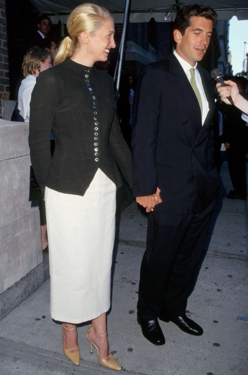 MANOLO BLAHNIK CAROLYN BESSETTE KENNEDY PUMPS SIZE 38 1/2